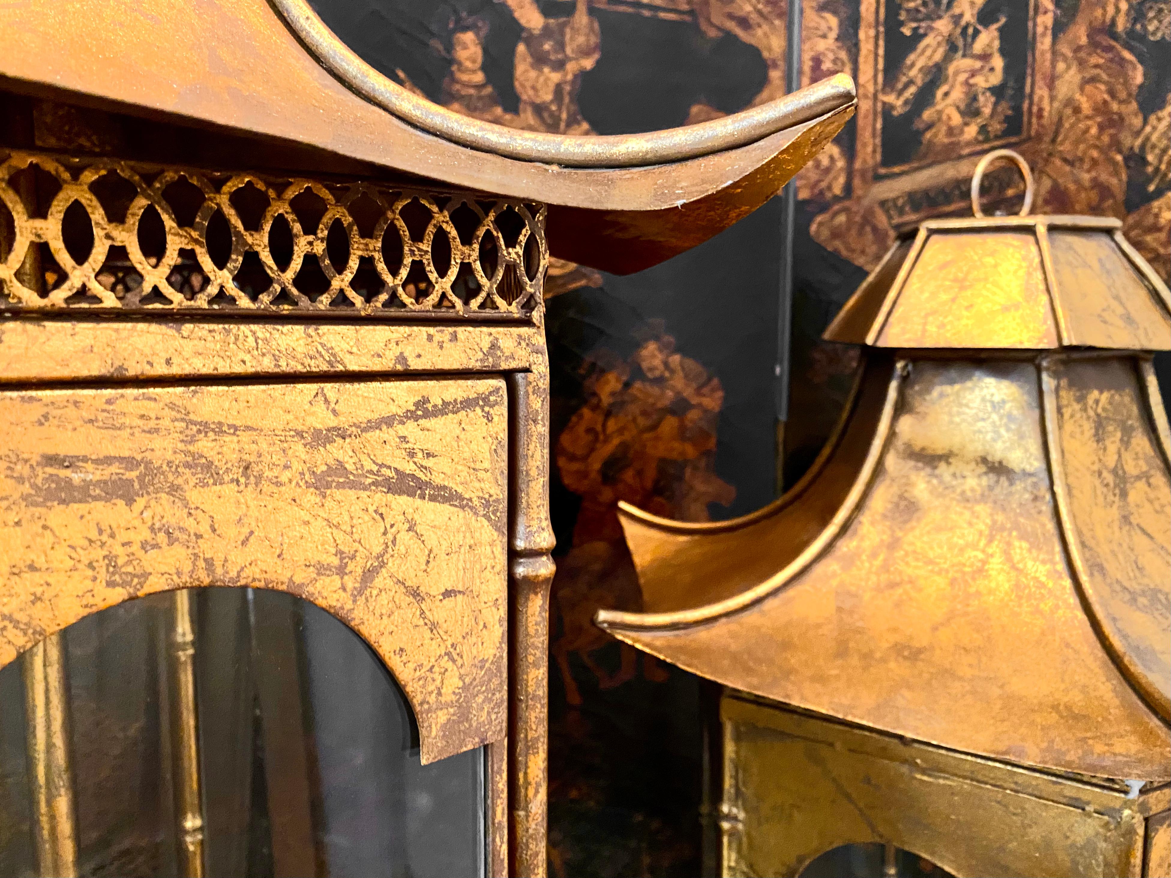 Français Grande paire de lanternes pagodes en bronze doré de style chinoiserie, mi-siècle moderne en vente
