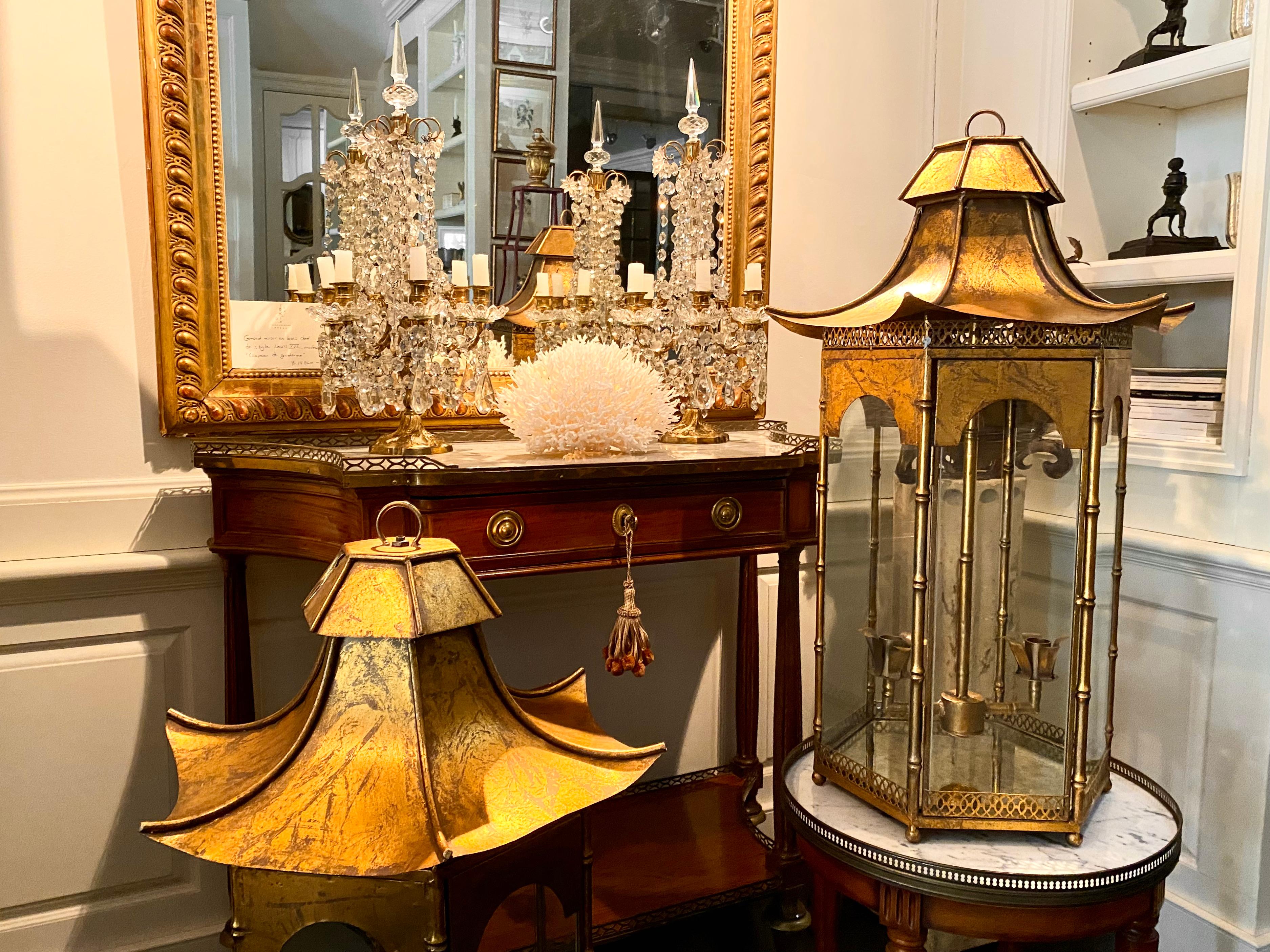 Bronze Grande paire de lanternes pagodes en bronze doré de style chinoiserie, mi-siècle moderne en vente