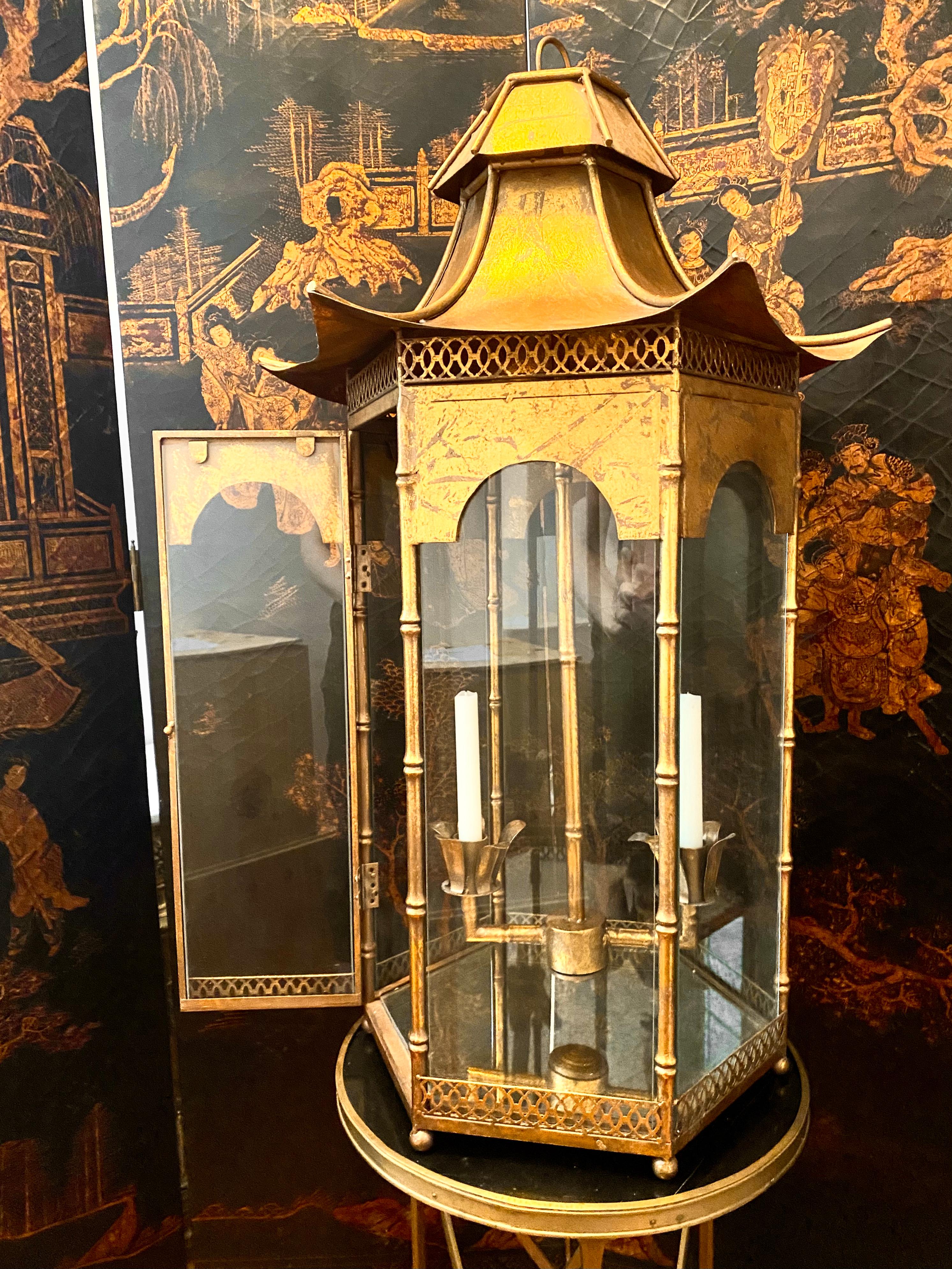 Large Pair of Pagoda Chinoiserie Gilt Bronze Lanterns, Mid-Century Modern For Sale 2