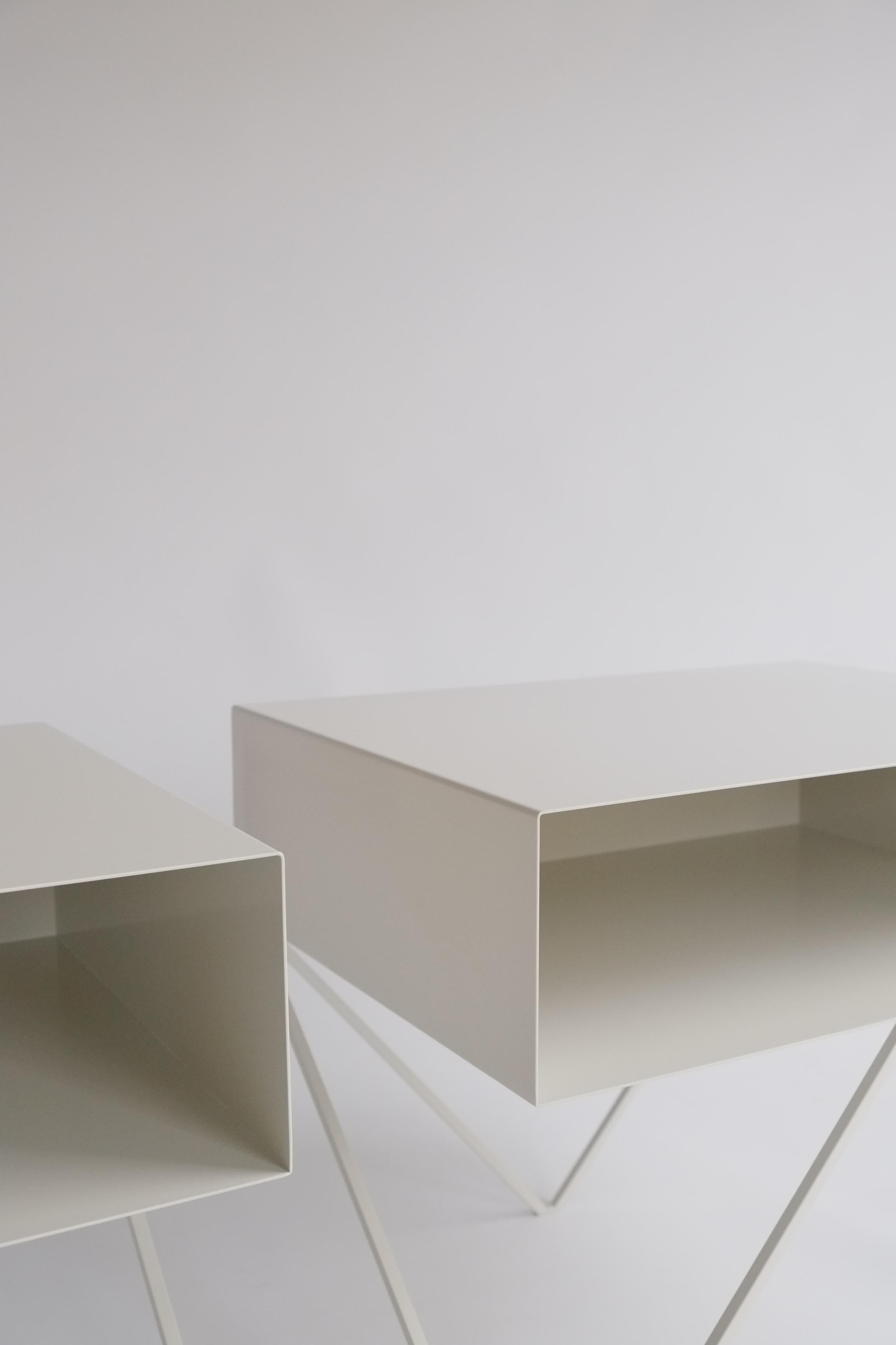 Postmoderne Paire de tables d'appoint/tables de nuit Robot en acier blanc et papier en vente