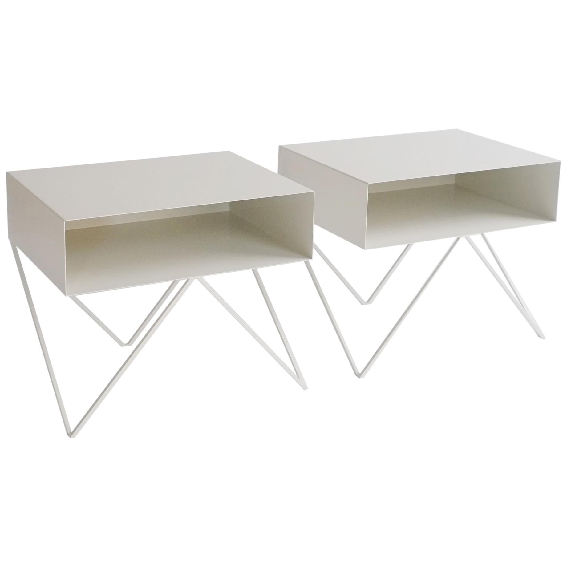 Paire de tables d'appoint/tables de nuit Robot en acier blanc et papier en vente