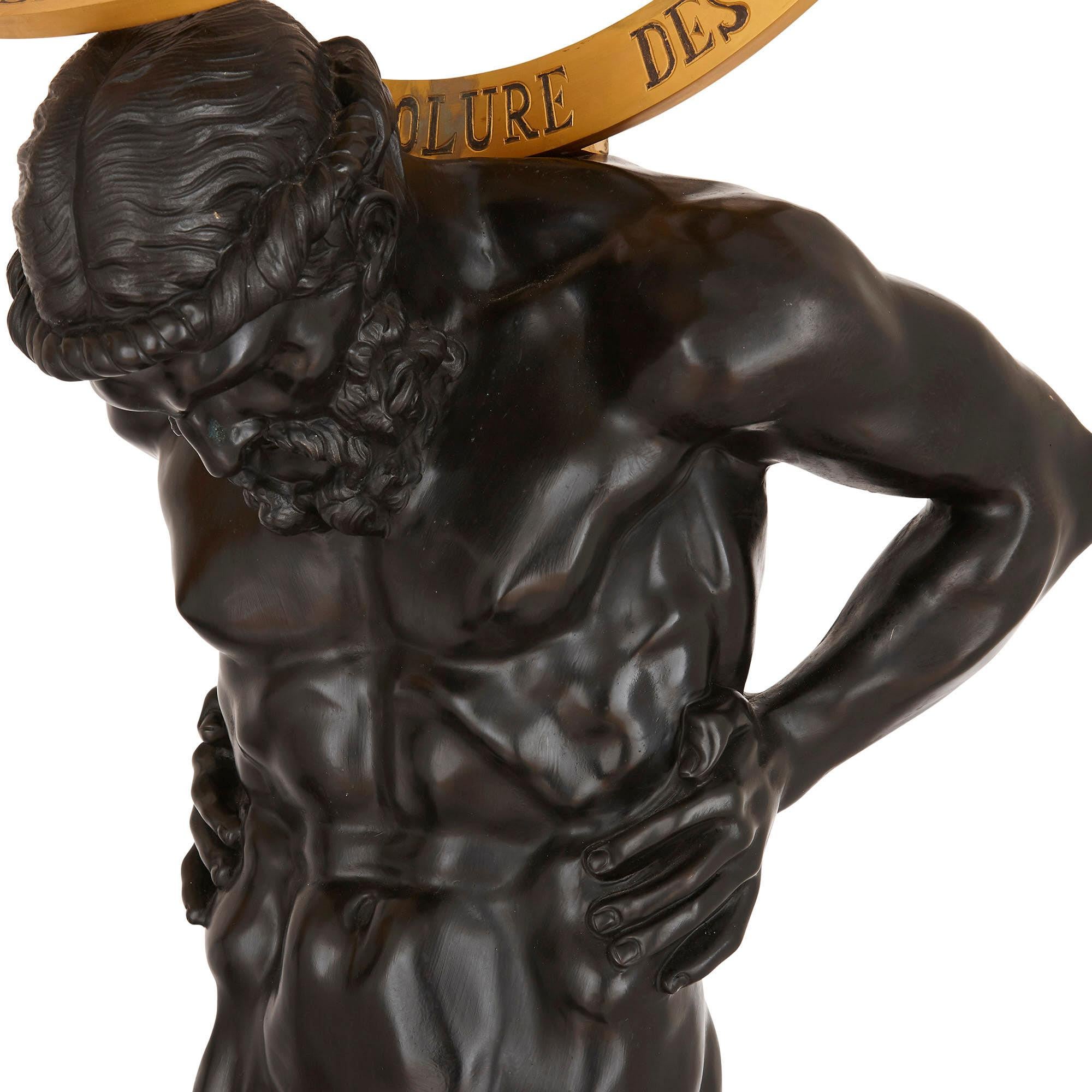Doré Paire de grandes figurines de l'Atlas en bronze patiné et doré en vente