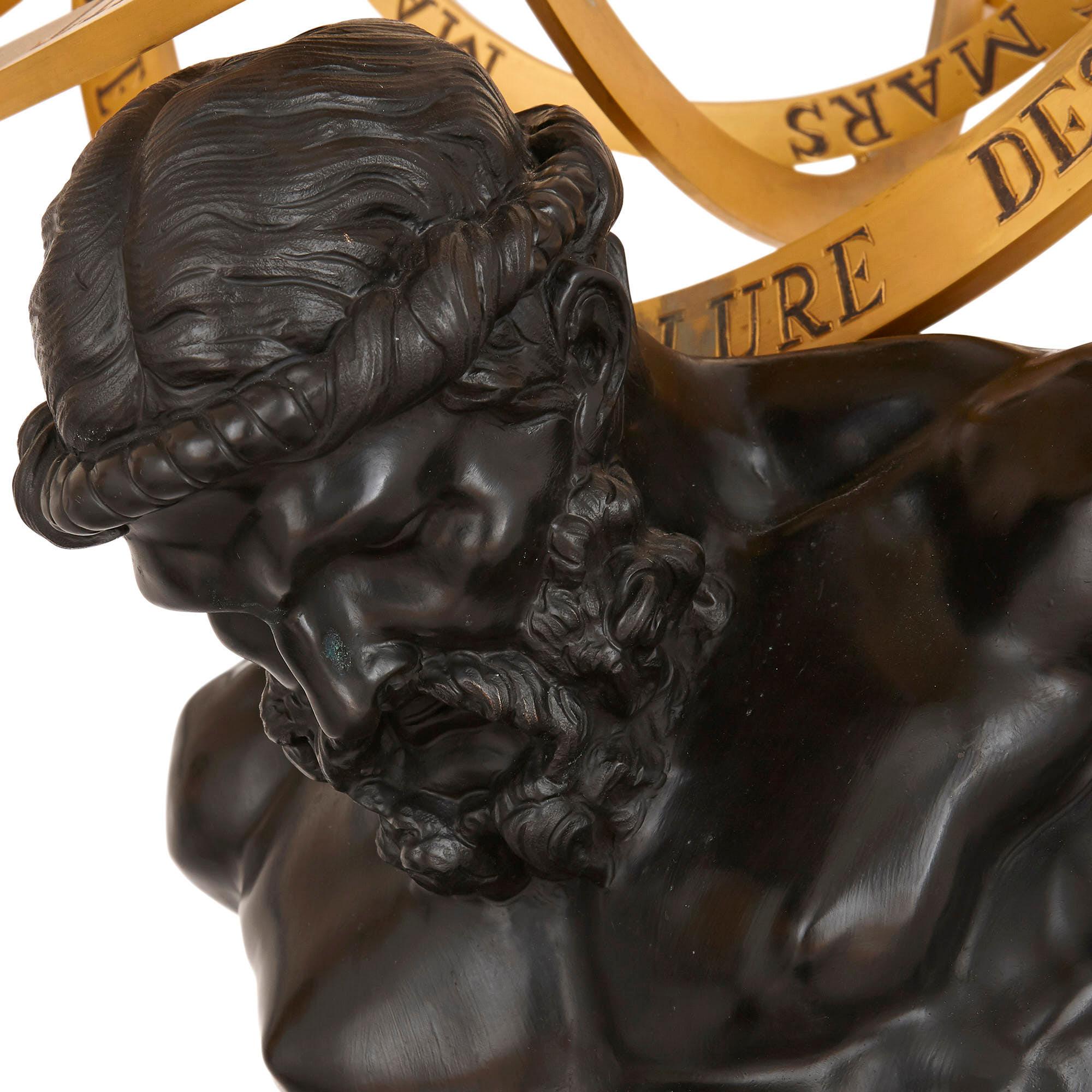 Paire de grandes figurines de l'Atlas en bronze patiné et doré Bon état - En vente à London, GB