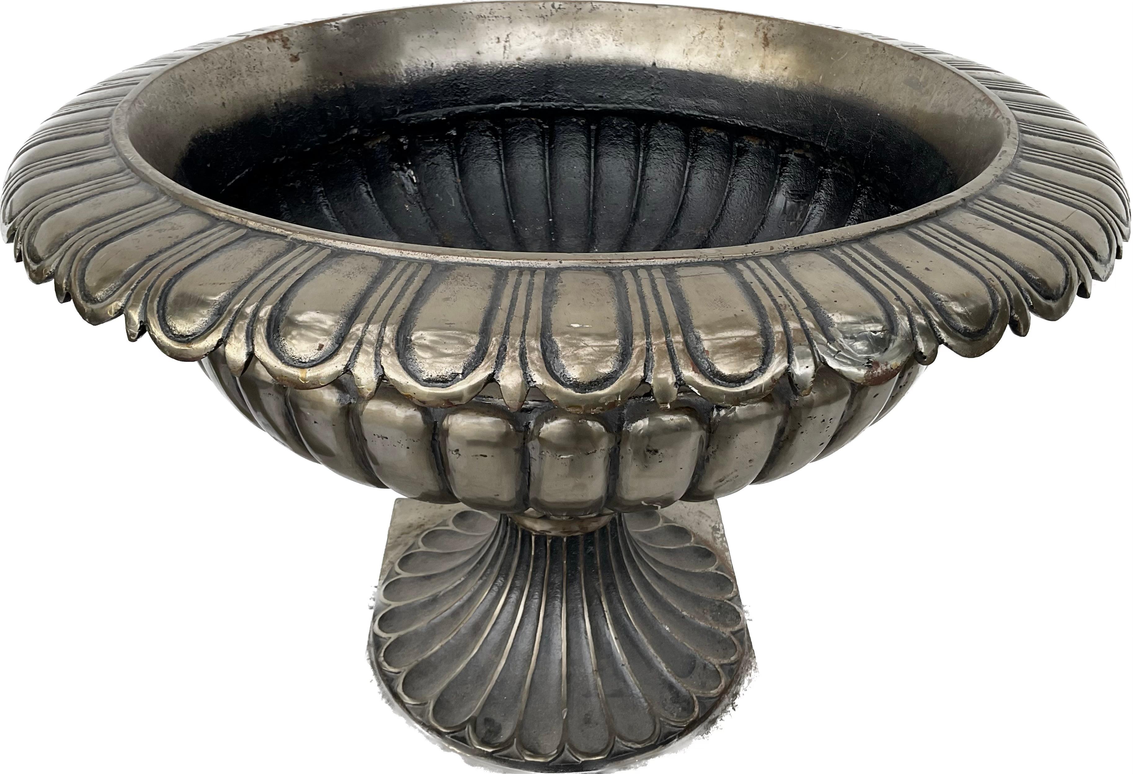 Großes Paar englische Urnen aus poliertem Stahl auf Ständern (Neoklassisch) im Angebot