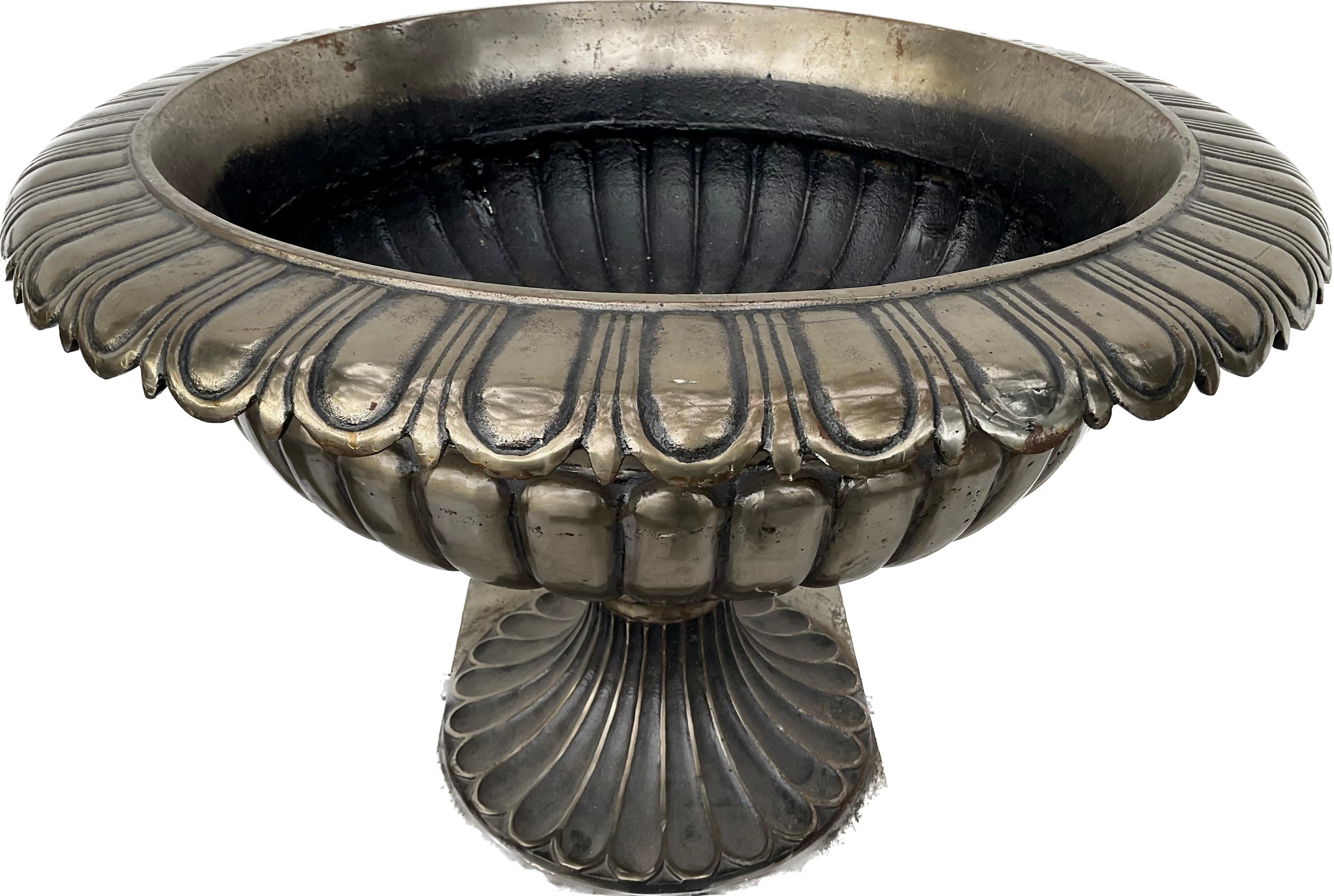 Großes Paar englische Urnen aus poliertem Stahl auf Ständern (Englisch) im Angebot