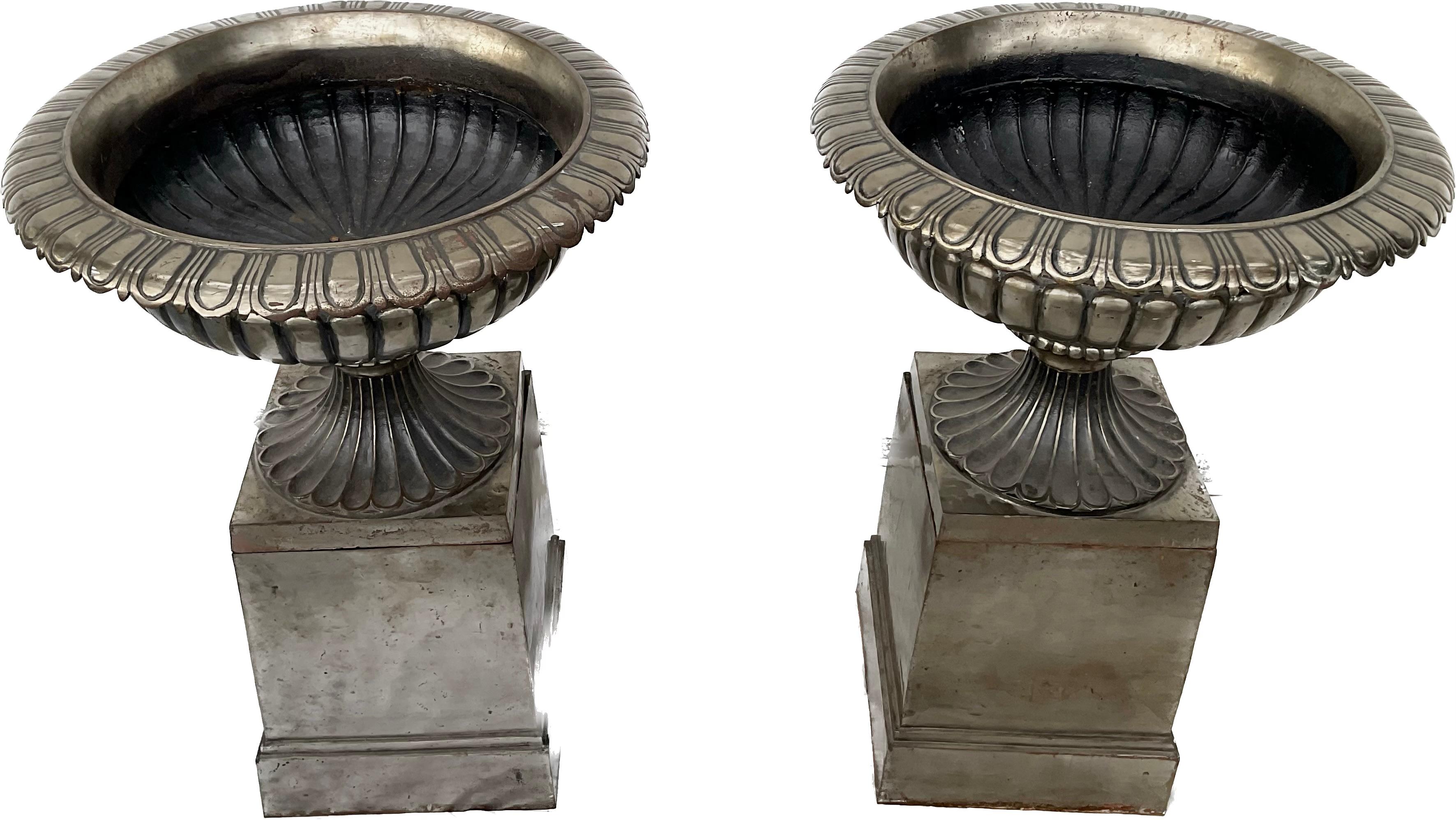 Großes Paar englische Urnen aus poliertem Stahl auf Ständern (Gebürstet) im Angebot