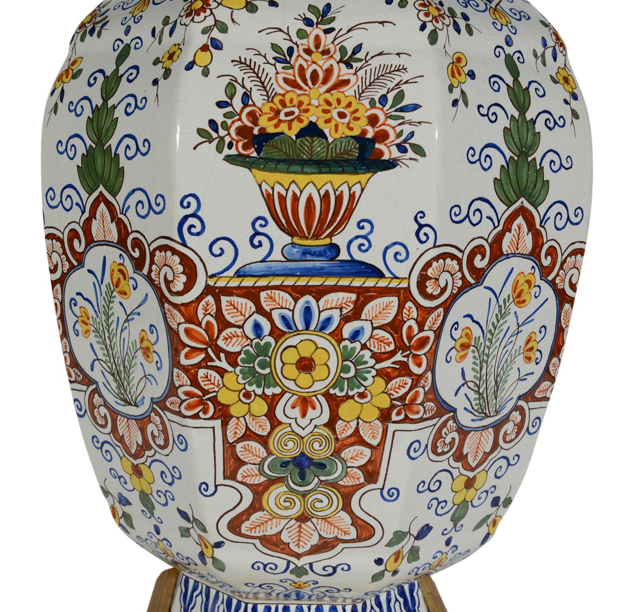 Une belle paire de grands vases polychromes en faïence de Delft de la fin du XIXe siècle, de forme hexagonale et décorés de panneaux arabesques d'urnes et de fleurs et de motifs floraux stylisés en couleurs polychromes sur un fond à prédominance
