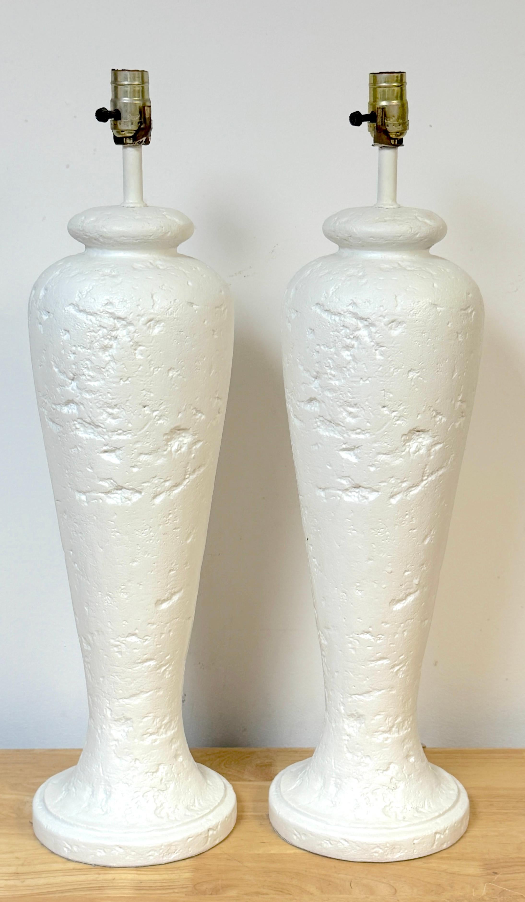 Grande paire de lampes postmodernes en plâtre peint, style pierre de Coquina

USA, Circa 1980

Cette paire frappante de grandes lampes postmodernes présente une texture de pierre de coquina, fabriquée en plâtre peint. Conçues dans les années 1980,