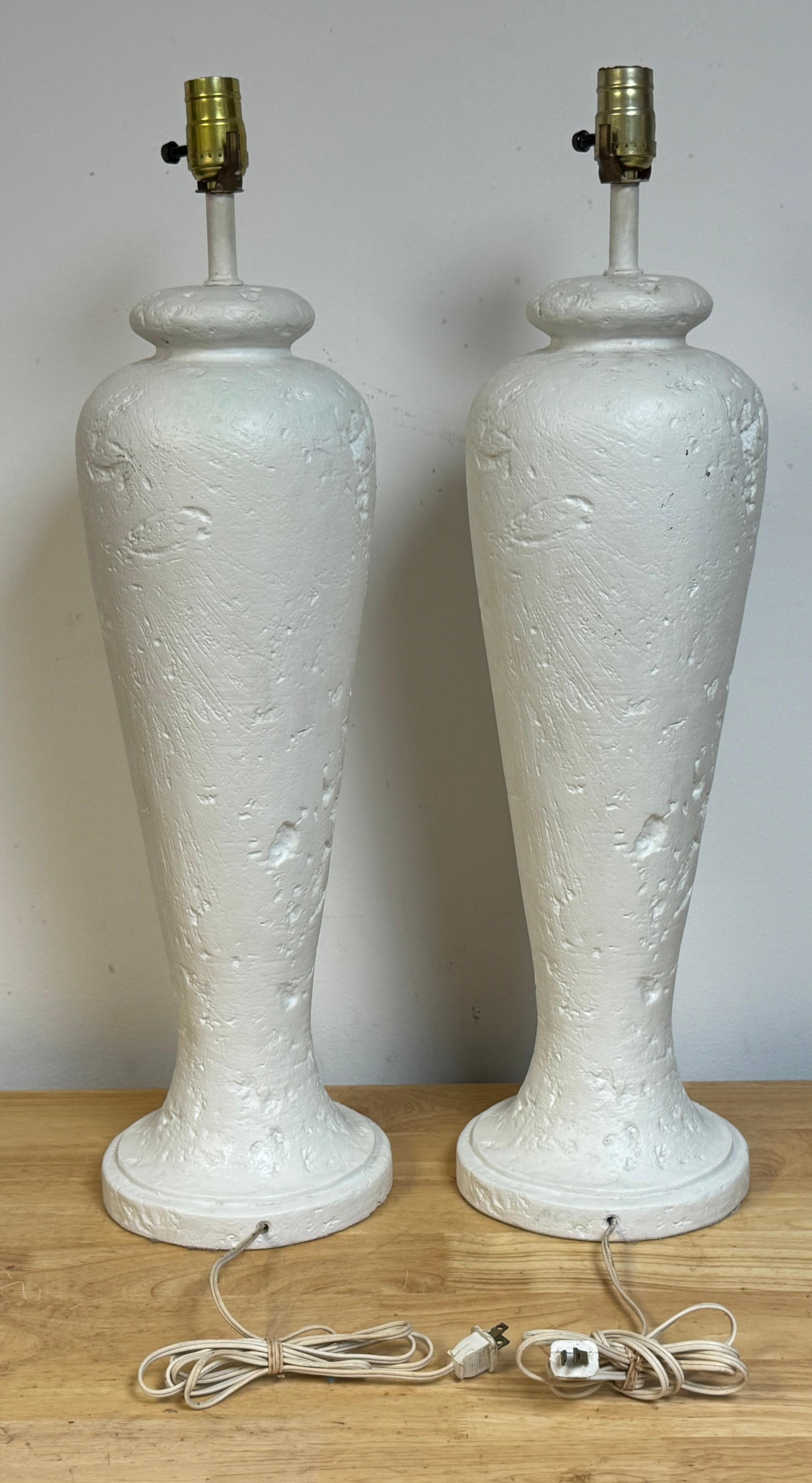 Moulage Grande paire de lampes post-modernes en plâtre peint, style pierre de Coquina en vente