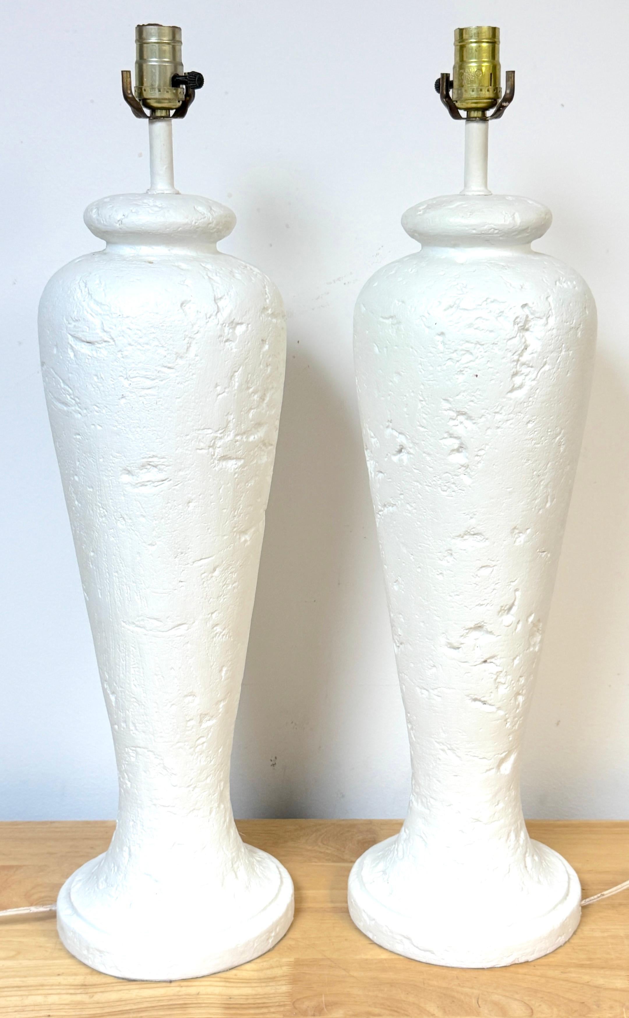 20ième siècle Grande paire de lampes post-modernes en plâtre peint, style pierre de Coquina en vente