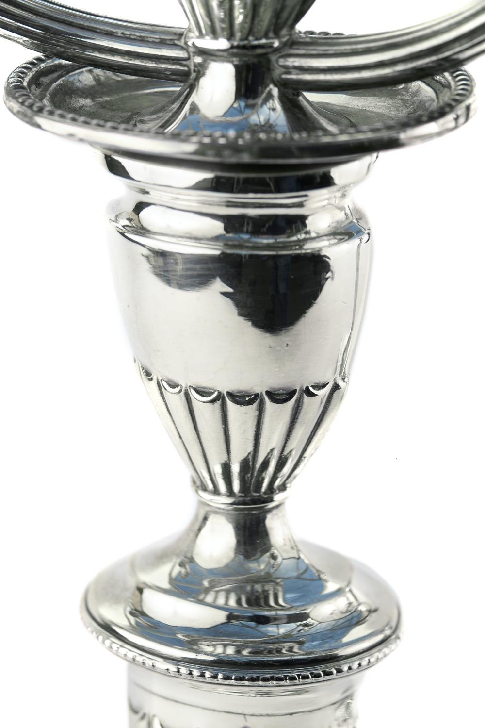 Grande coppia di candelabri antichi placcati in argento di qualità In condizioni buone in vendita a Ipswich, GB
