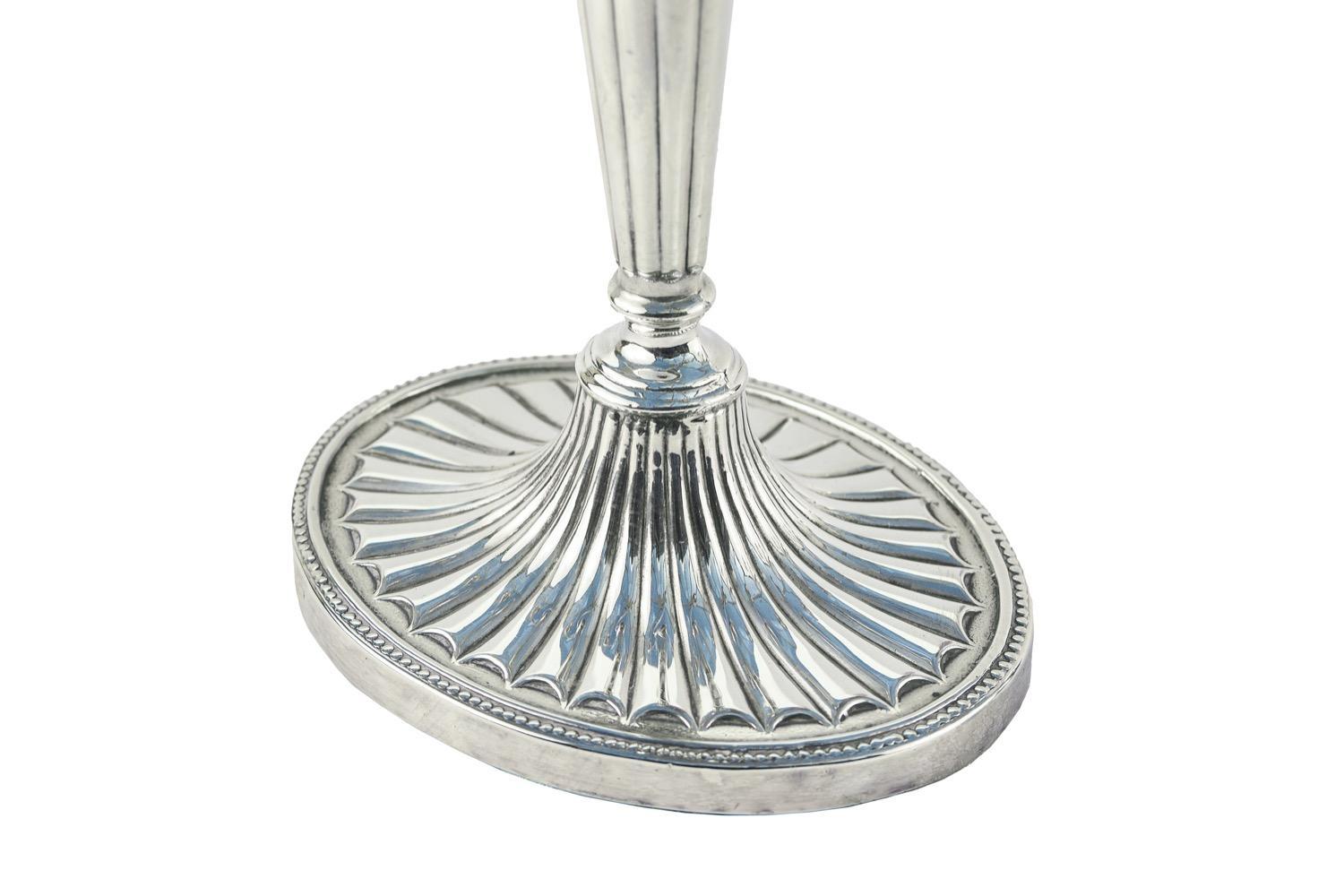 Placcato argento Grande coppia di candelabri antichi placcati in argento di qualità in vendita