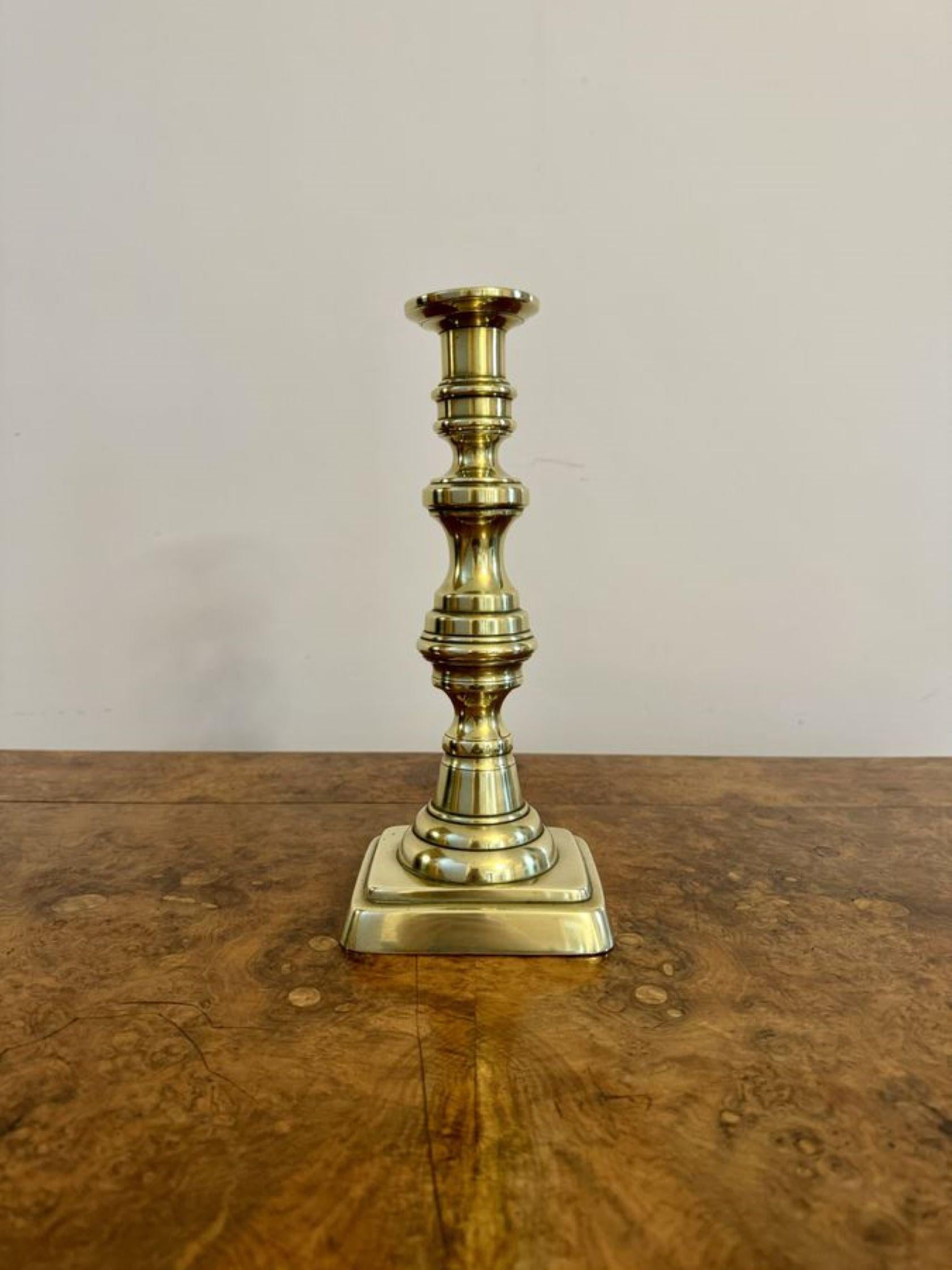 Gran par de candelabros antiguos victorianos de latón de calidad Victoriano temprano en venta