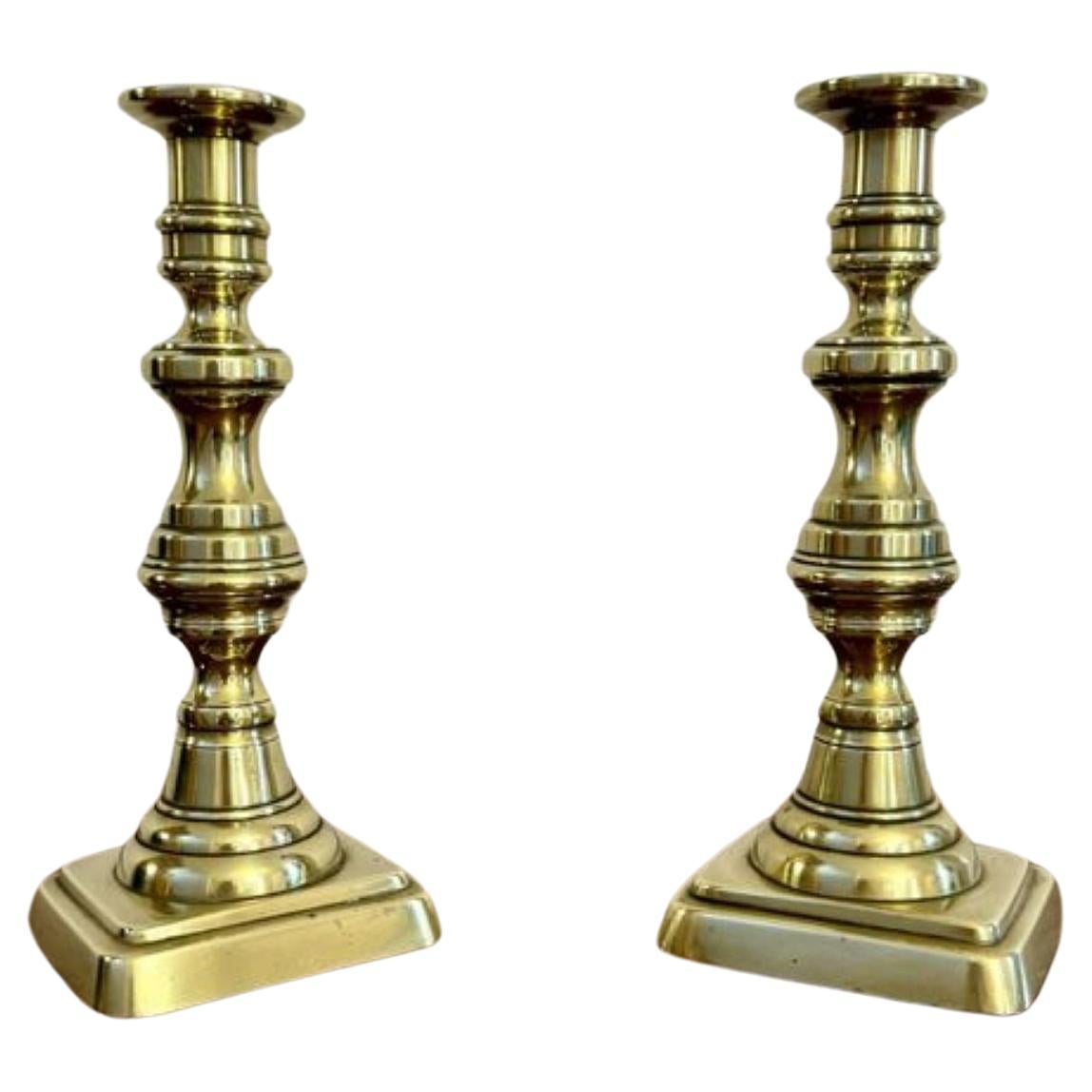 Grande paire de chandeliers victoriens anciens en laiton de qualité 