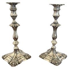 Grande coppia di candelieri antichi di qualità con ornamento vittoriano