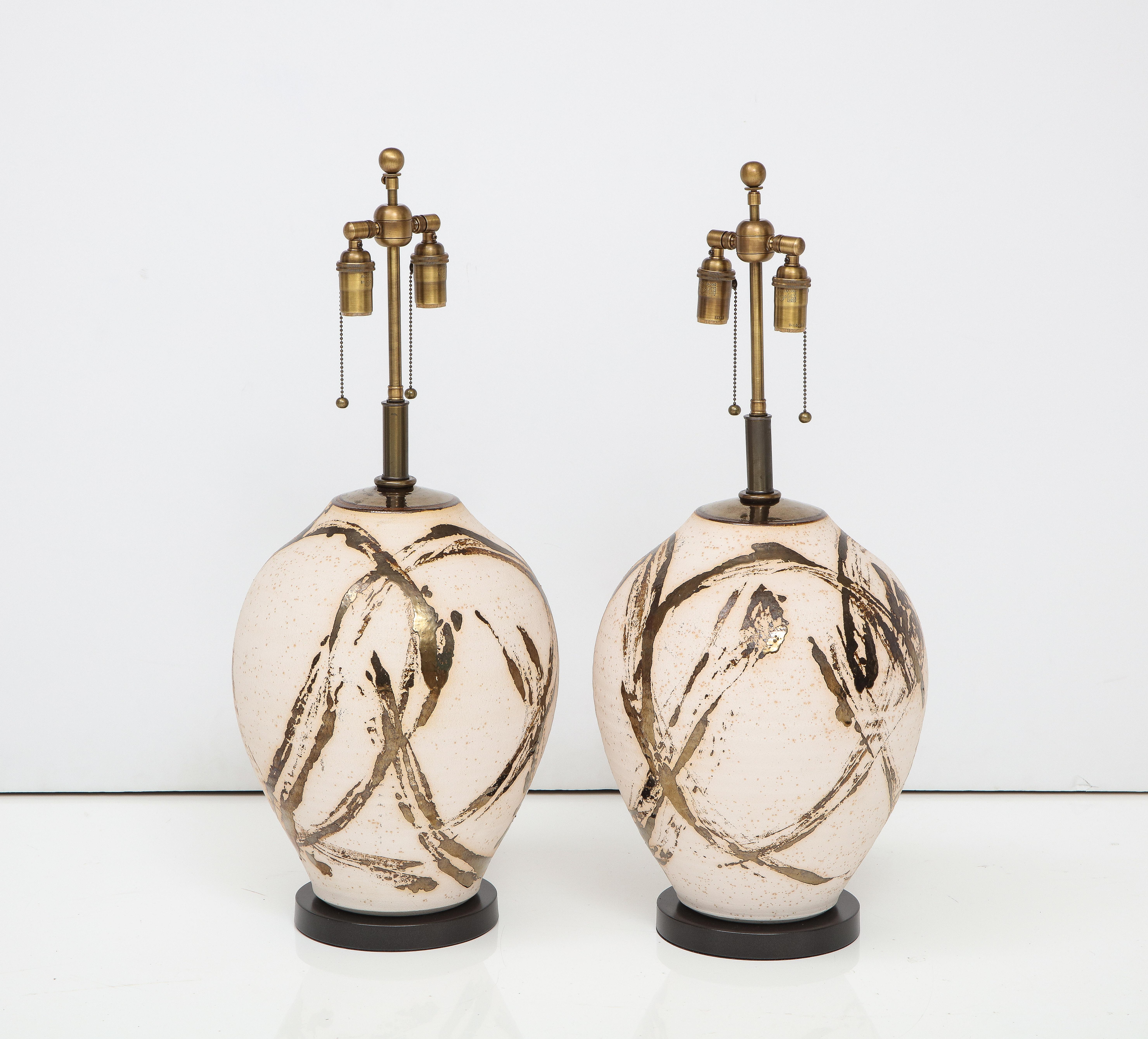 Mid-Century Modern Grande paire de lampes en faïence Raku conçues pour Steve Chase en vente
