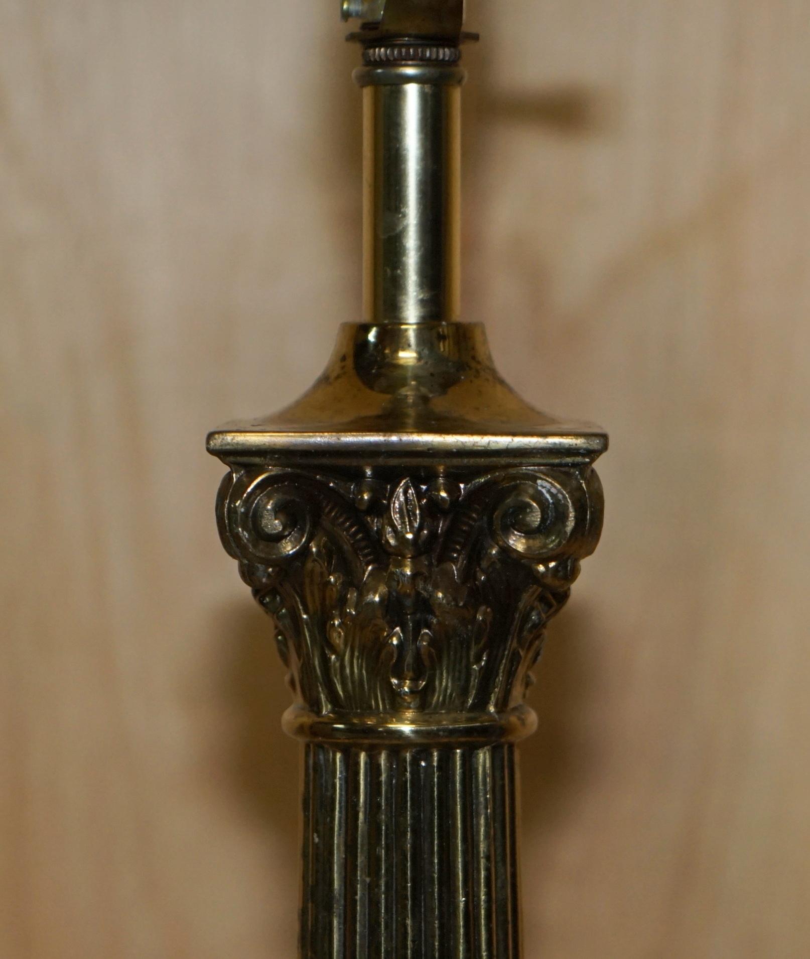 Grande paire de lampes de bureau vintage restaurées en laiton avec pilier romain corinthien en marbre en vente 5