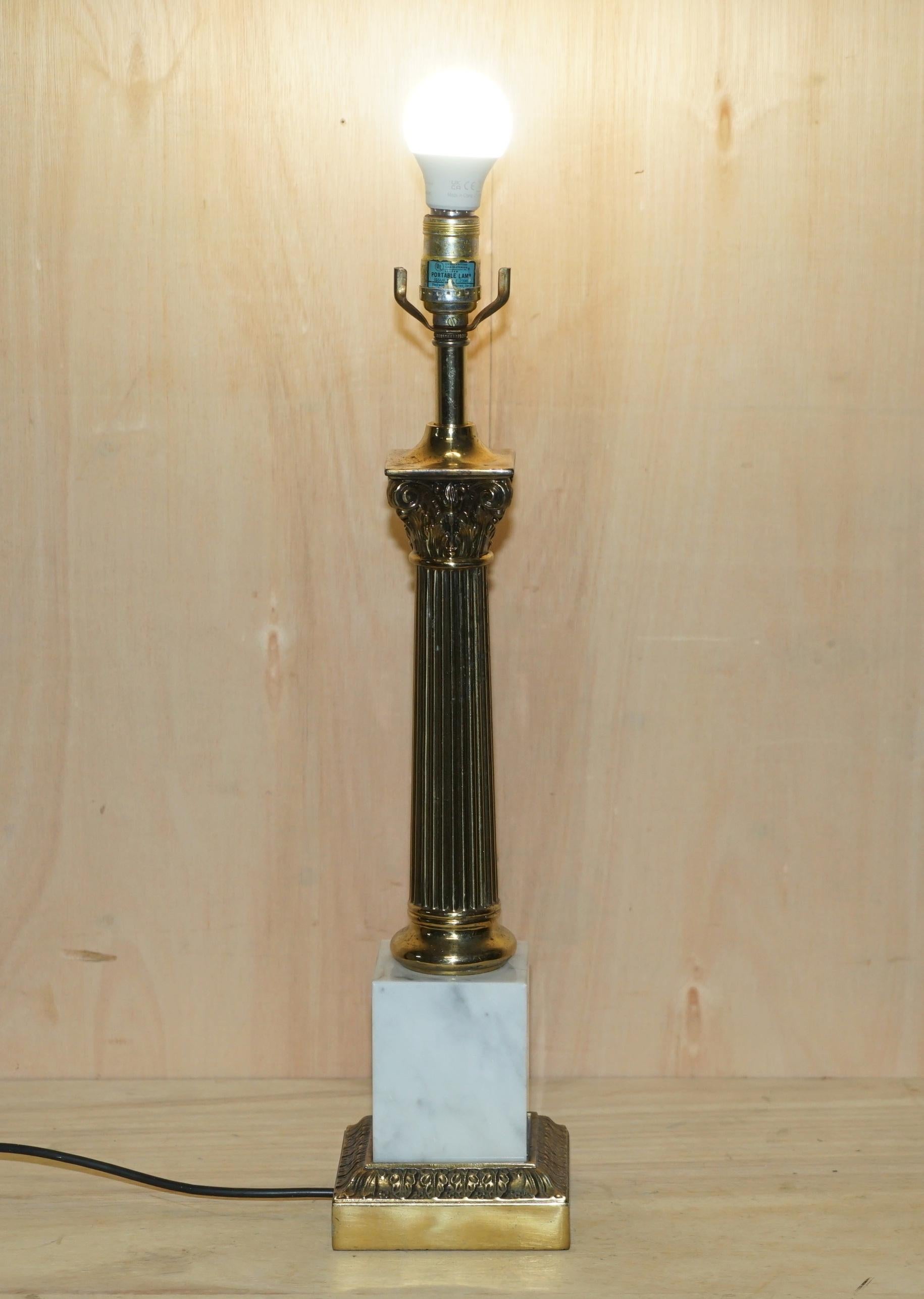 Grande paire de lampes de bureau vintage restaurées en laiton avec pilier romain corinthien en marbre en vente 10