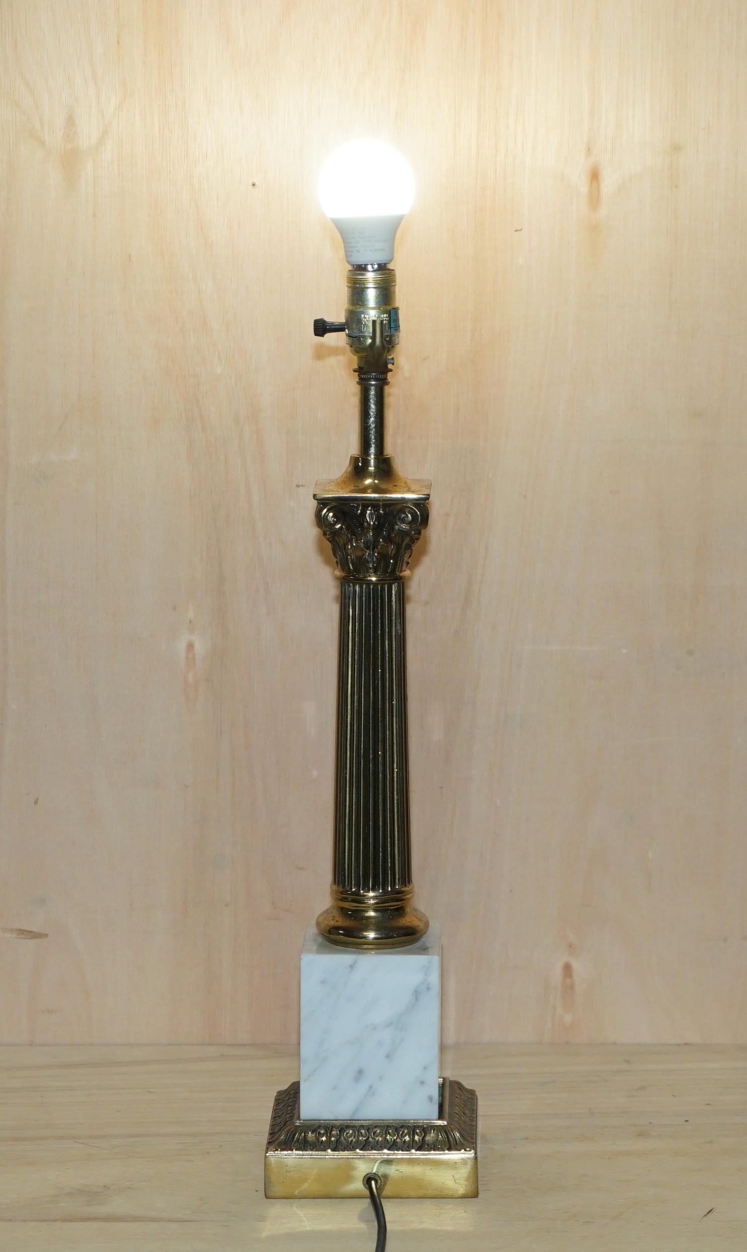 Grande paire de lampes de bureau vintage restaurées en laiton avec pilier romain corinthien en marbre en vente 12