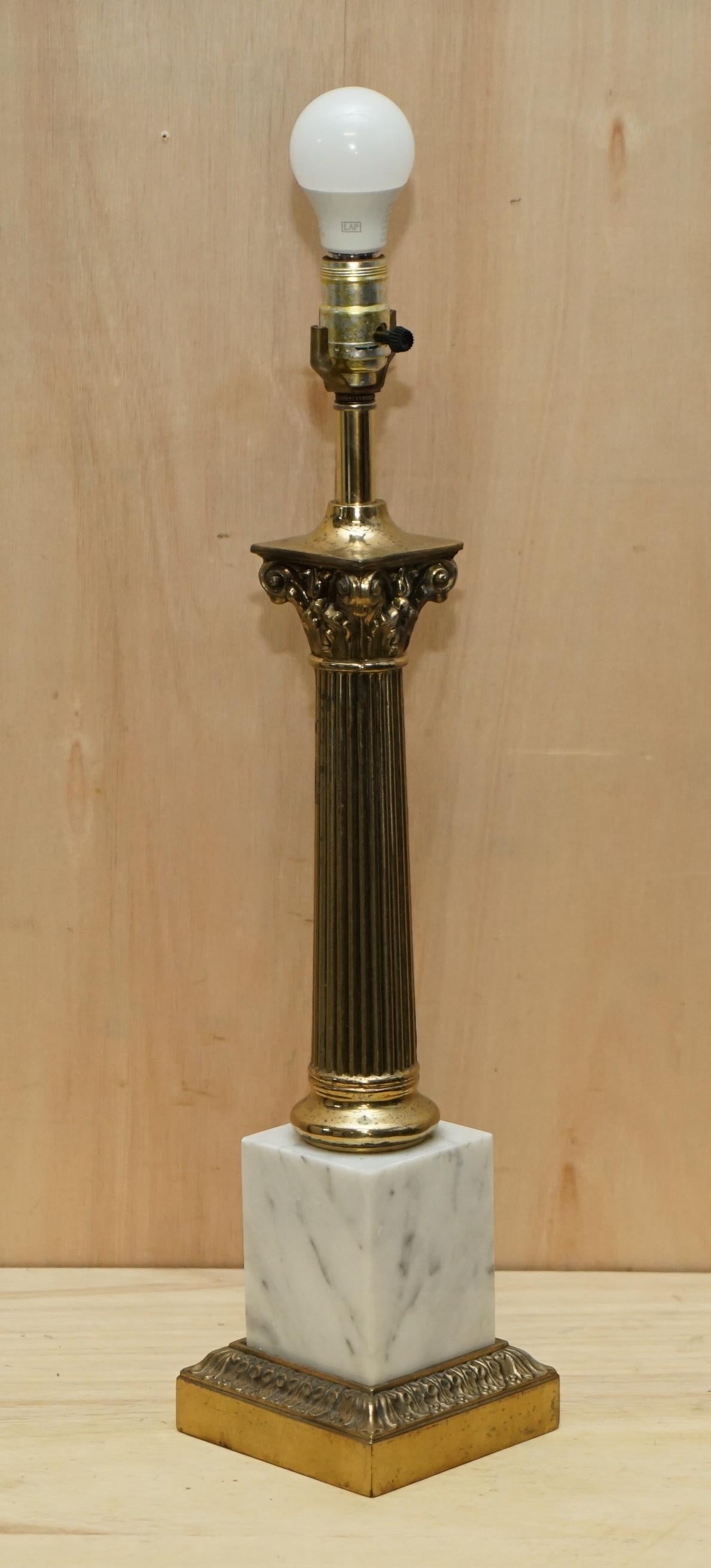Romain classique Grande paire de lampes de bureau vintage restaurées en laiton avec pilier romain corinthien en marbre en vente