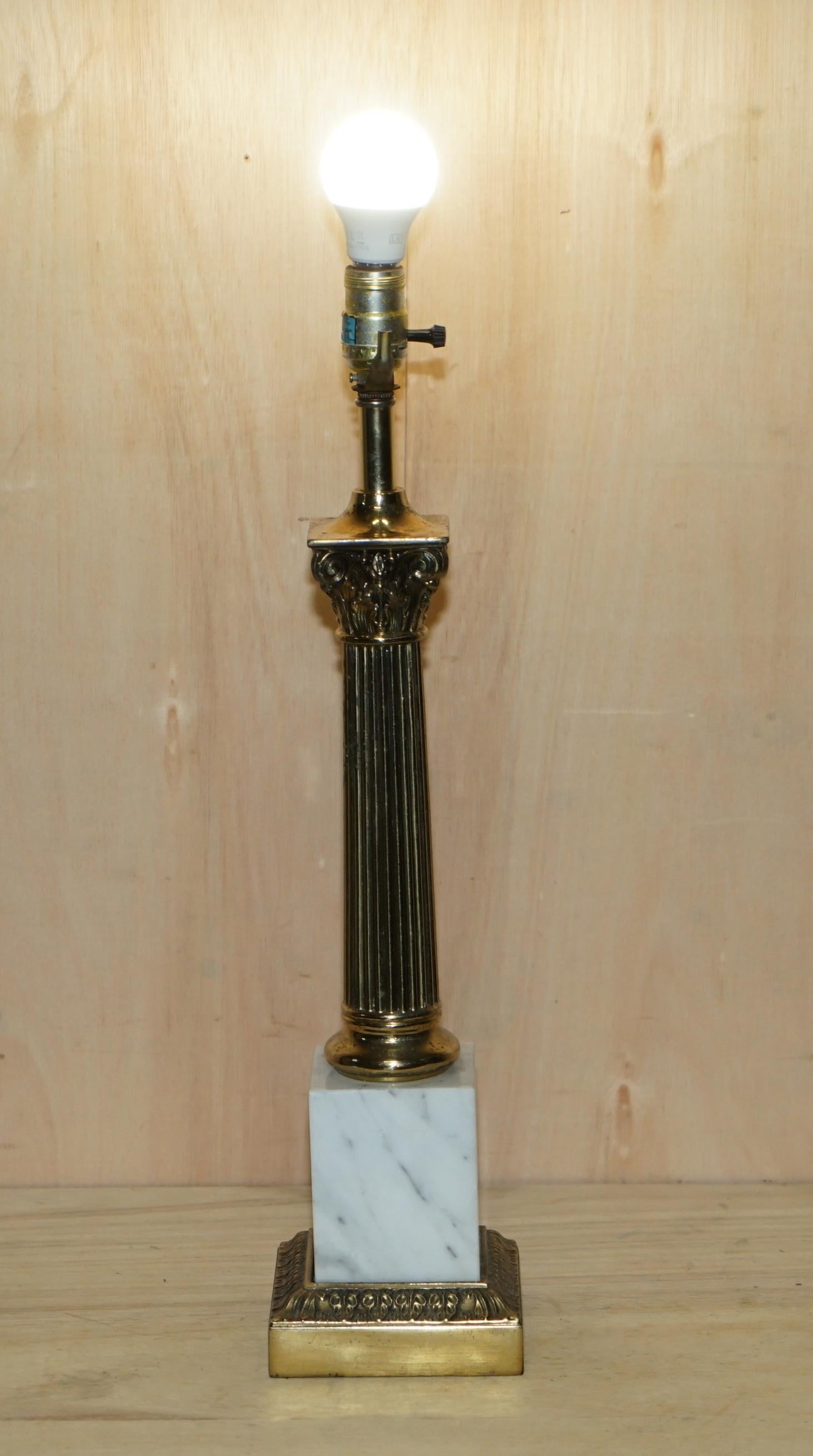italien Grande paire de lampes de bureau vintage restaurées en laiton avec pilier romain corinthien en marbre en vente