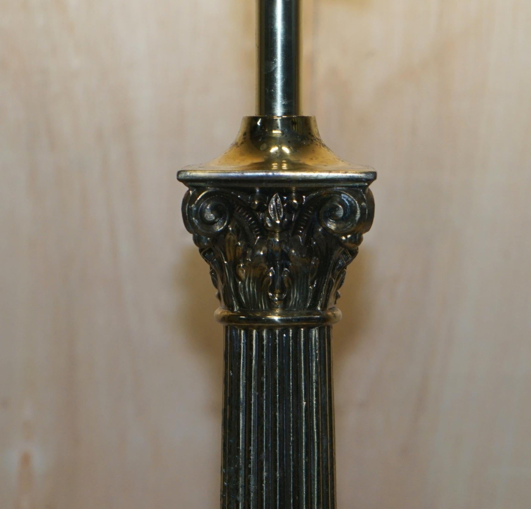 20ième siècle Grande paire de lampes de bureau vintage restaurées en laiton avec pilier romain corinthien en marbre en vente