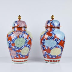 Gran Pareja de Tarros Cubiertos de Porcelana Ricamente Coloreada