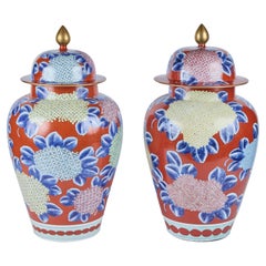 Grande paire de pots couverts de porcelaine richement colorée