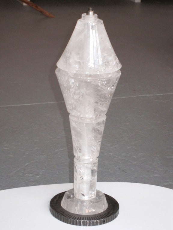 Seltene Tischlampen aus Bergkristall und Schmiedeeisen von Sylvain Subervie. Die pagodenförmigen Lampen bestehen aus einem Sockel und 4 dicken Stücken aus hochwertigem Bergkristall. Jedes Stück ist durch eine Scheibe aus Bergkristall getrennt.