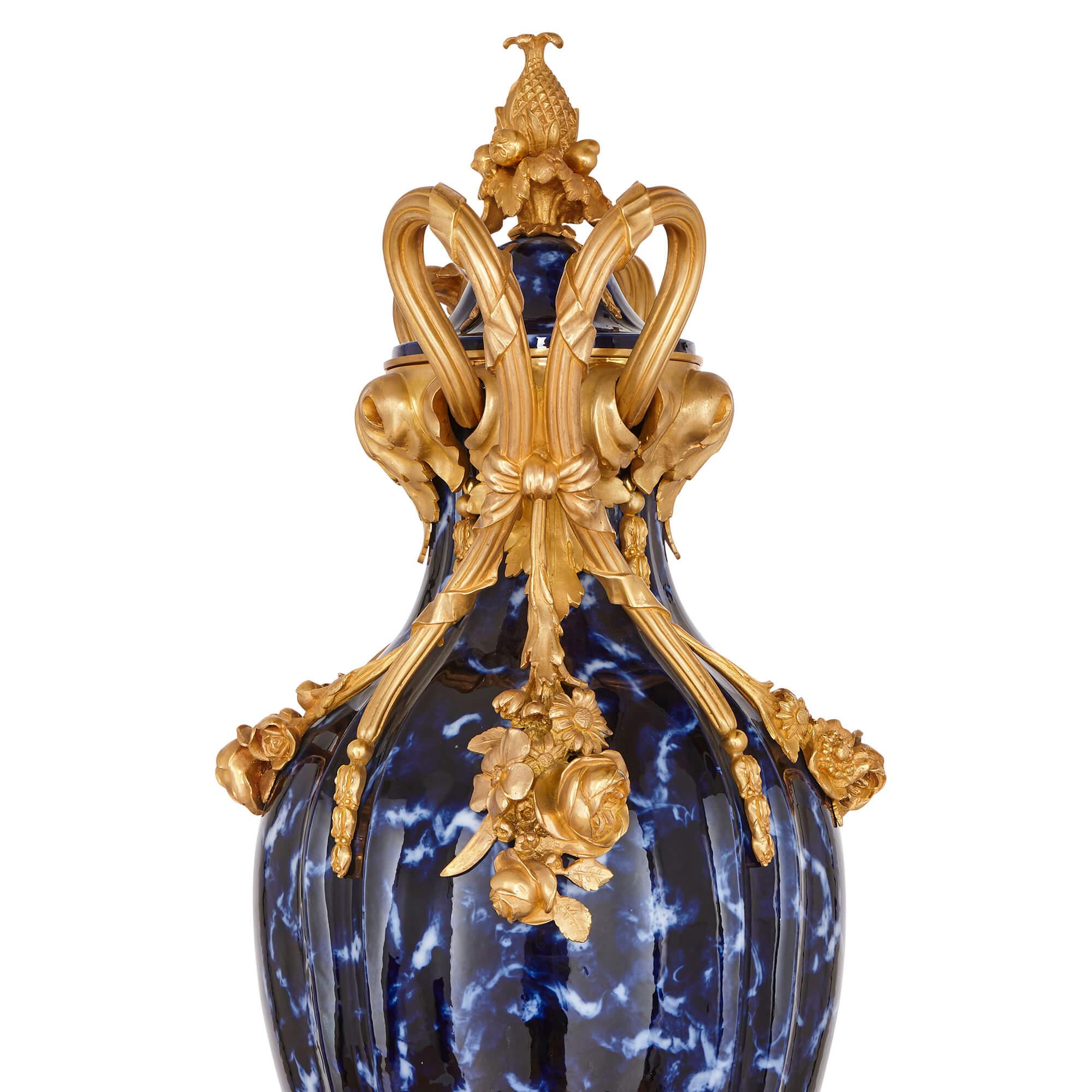 Rococo Paire de grands vases de style rococo en bronze doré et céramique bleue en vente