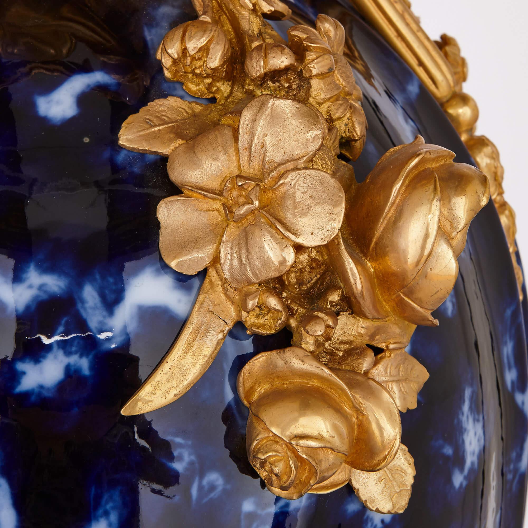 Français Paire de grands vases de style rococo en bronze doré et céramique bleue en vente
