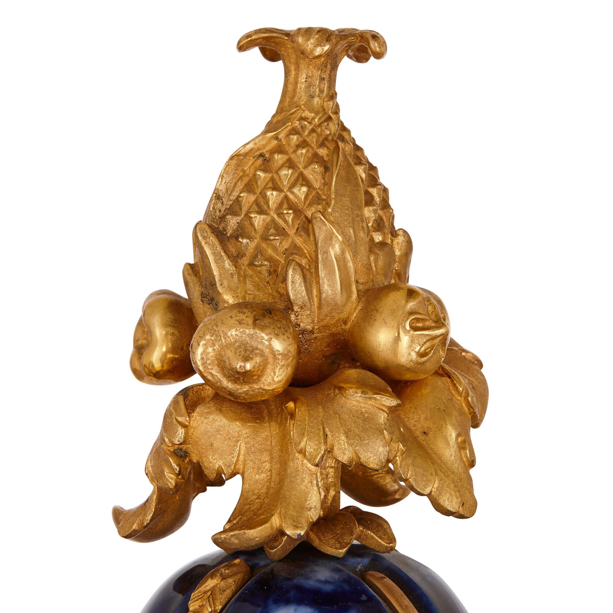 Großes Paar Vasen aus vergoldeter Bronze und blauer Keramik im Rokokostil im Angebot 1