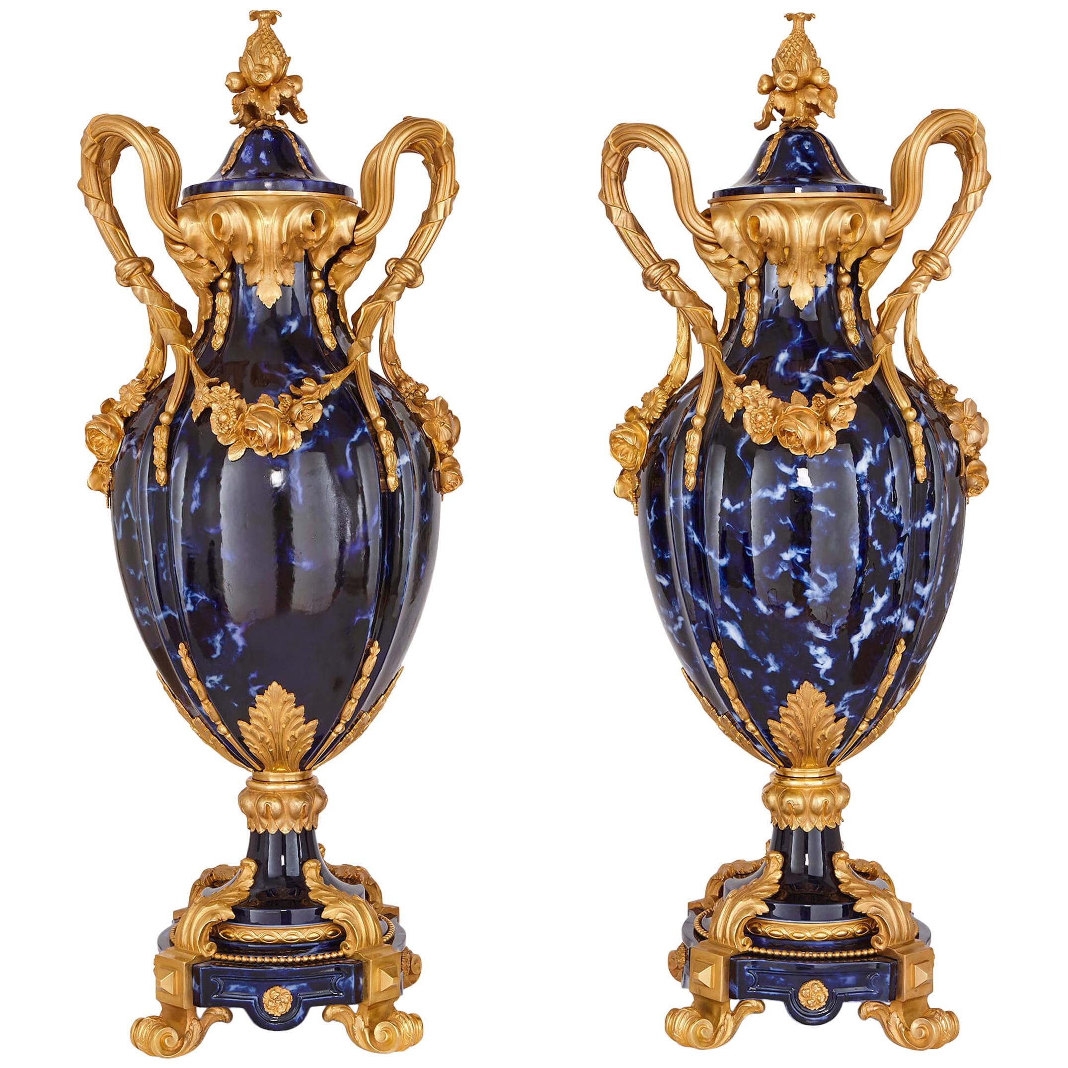 Gran pareja de jarrones de bronce dorado y cerámica azul de estilo rococó
