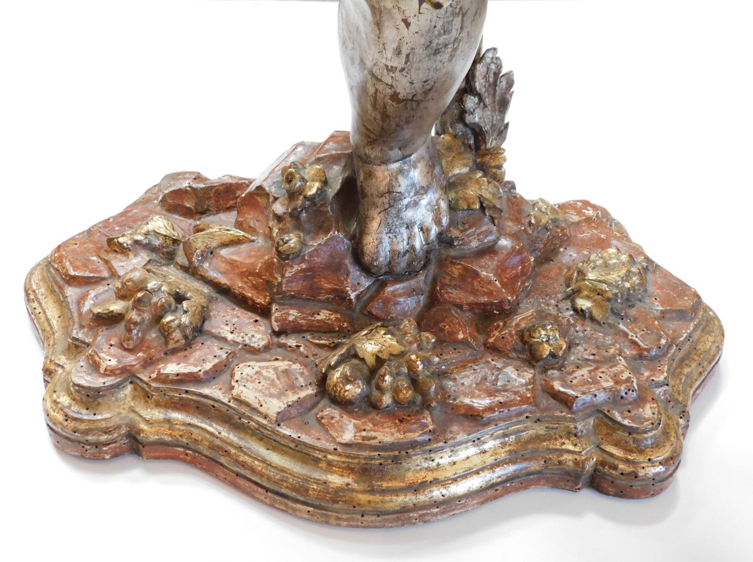 Doré Grande paire de putti en bois doré sculpté de style rococo romain récoltant des raisins en vente