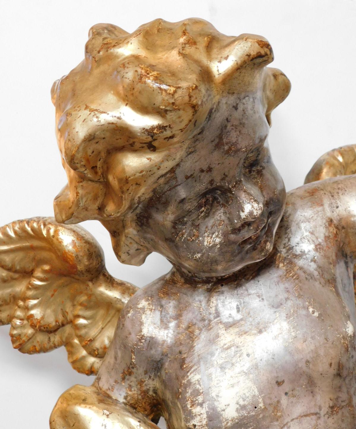 Grande paire de putti en bois doré sculpté de style rococo romain récoltant des raisins en vente 1