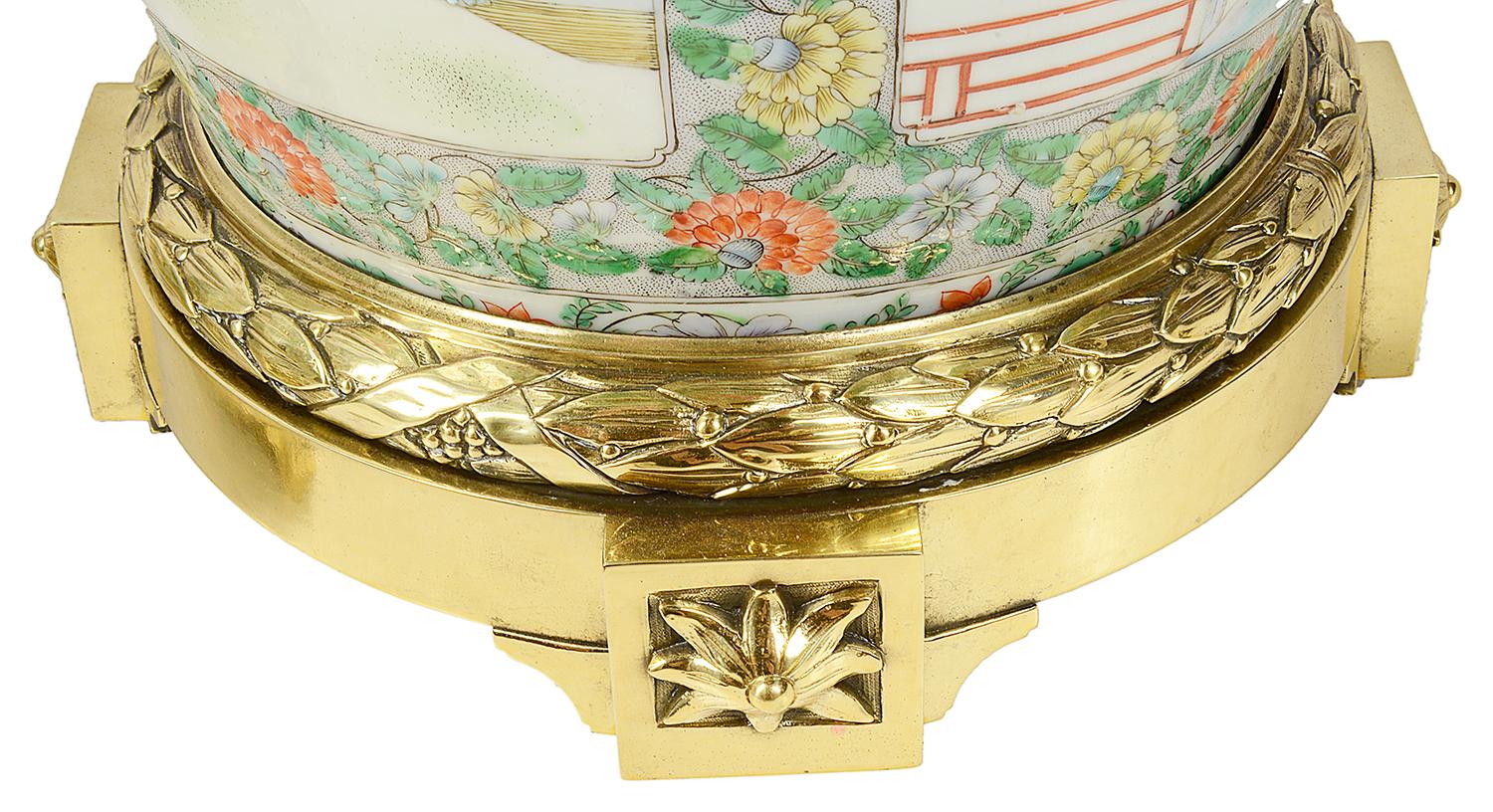 Gran pareja de jarrones o lámparas con medallones de rosas del siglo XIX Porcelana en venta