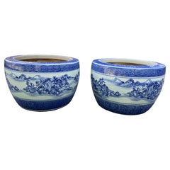 Großes Paar runder chinesischer blau-weißer Keramik-Pflanzgefäße