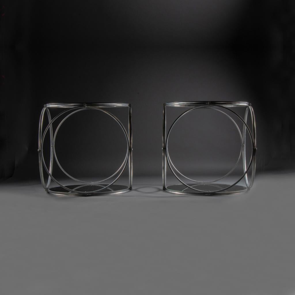Tolles Paar rund-quadratischer großer modernistischer  Stil-Gueridon aus poliertem Aluminium und Glasspiegel 
Auf der Rückseite des oberen Spiegels ist ein weiterer Spiegel angebracht, der sich unendlich oft mit dem unteren Spiegel reflektiert