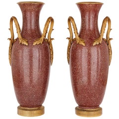 Grande coppia di vasi in scagliola e bronzo dorato