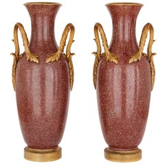 Paire de grands vases Scagliola en bronze doré et Scagliola