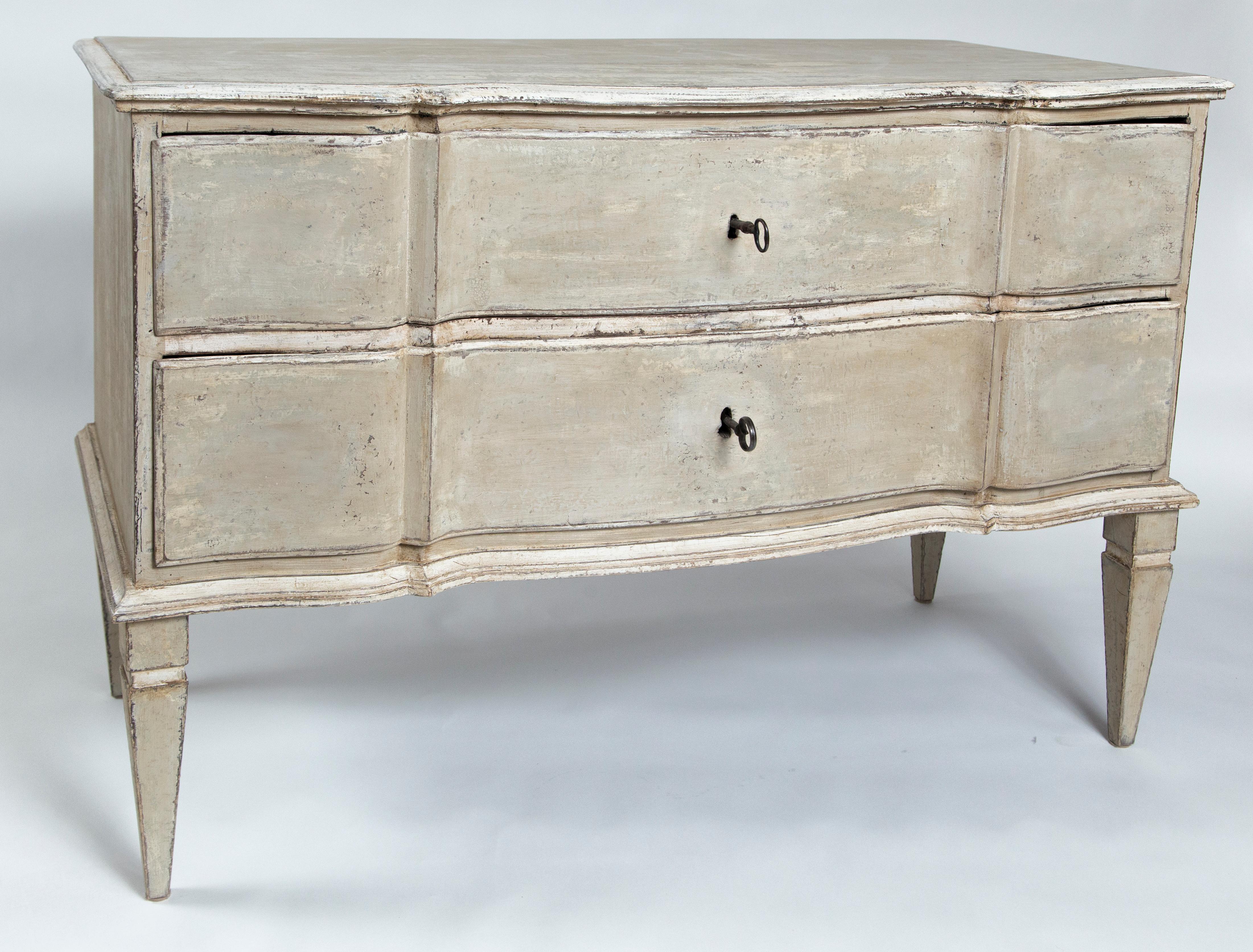 Wonderful pair of large Baroque chests in a creme-greige paint, comprised of two long drawers and finishing on high tapered straight legs
Dating: circa 1890
Origin: Sweden
Condition: Excellent, refurbished
Dimensions: 49