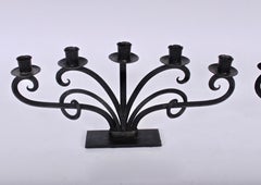 Grande coppia di candelabri a sei bracci in ferro forgiato a mano a forma di voluta di Just Andersen
