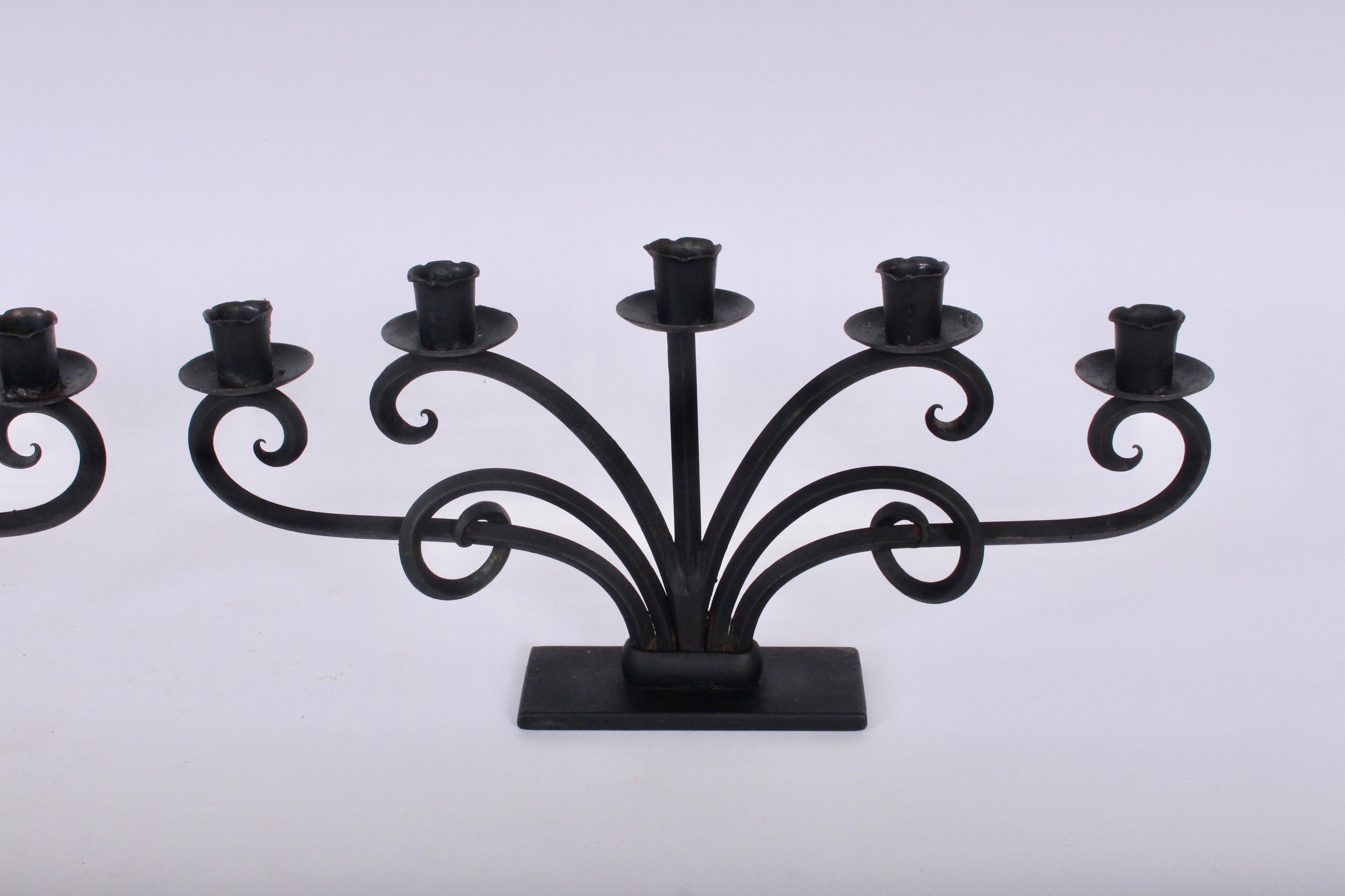 Scandinavo moderno Grande coppia di candelabri a sei bracci in ferro forgiato a mano a forma di voluta di Just Andersen in vendita