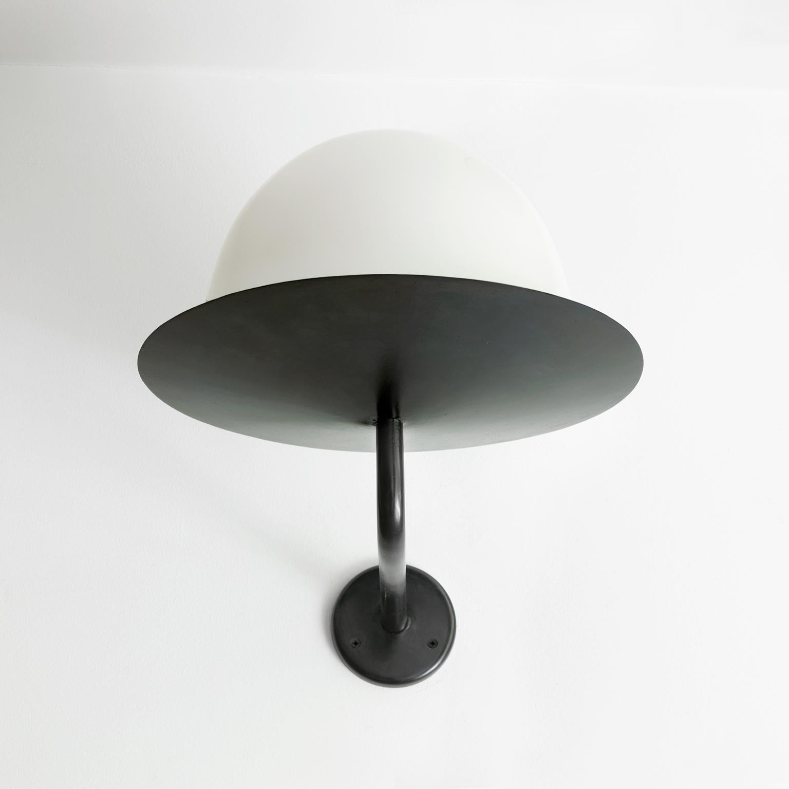 Scandinave Paire d'appliques scandinaves modernistes avec abat-jour en verre en forme de dôme en vente