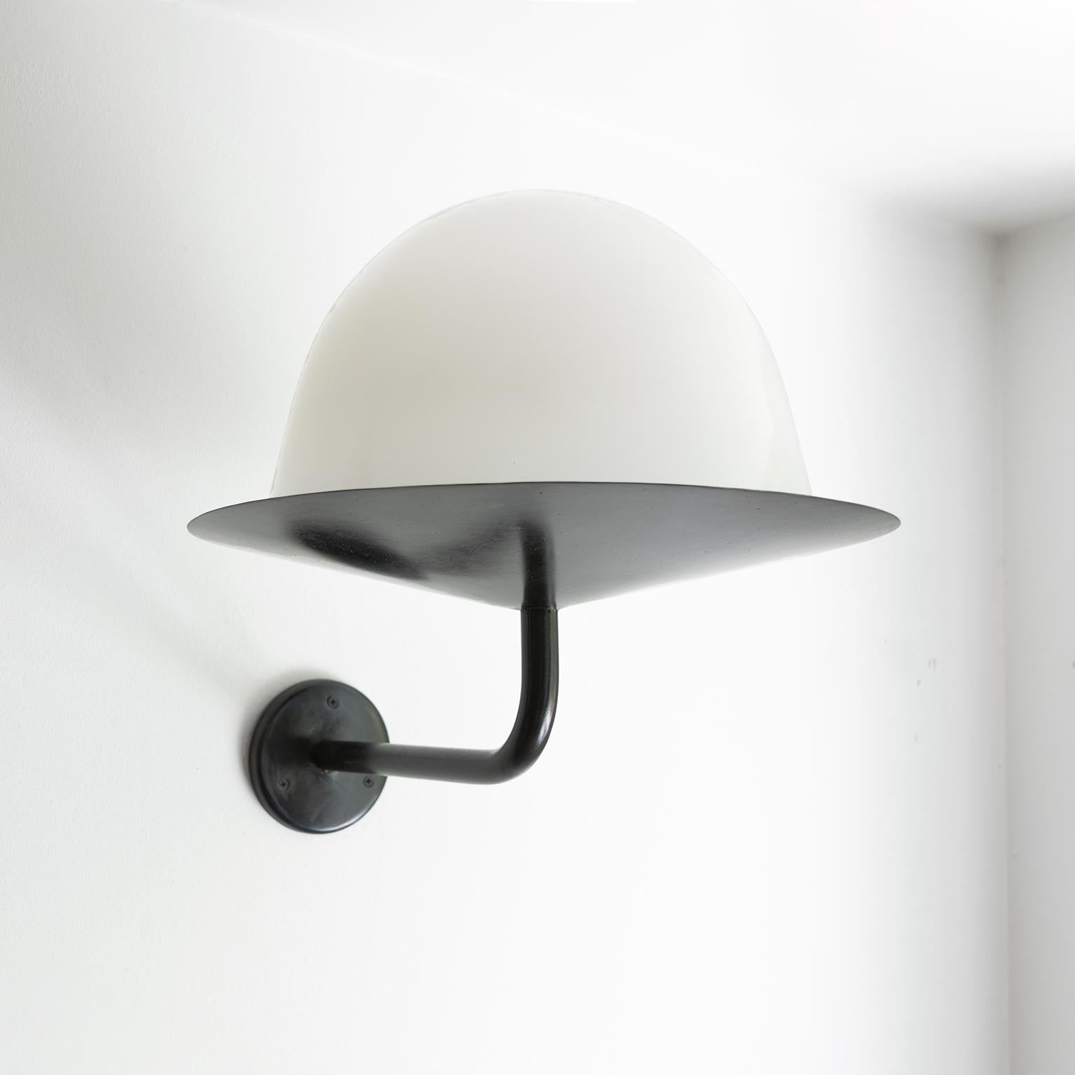 Paire d'appliques scandinaves modernistes avec abat-jour en verre en forme de dôme Bon état - En vente à New York, NY