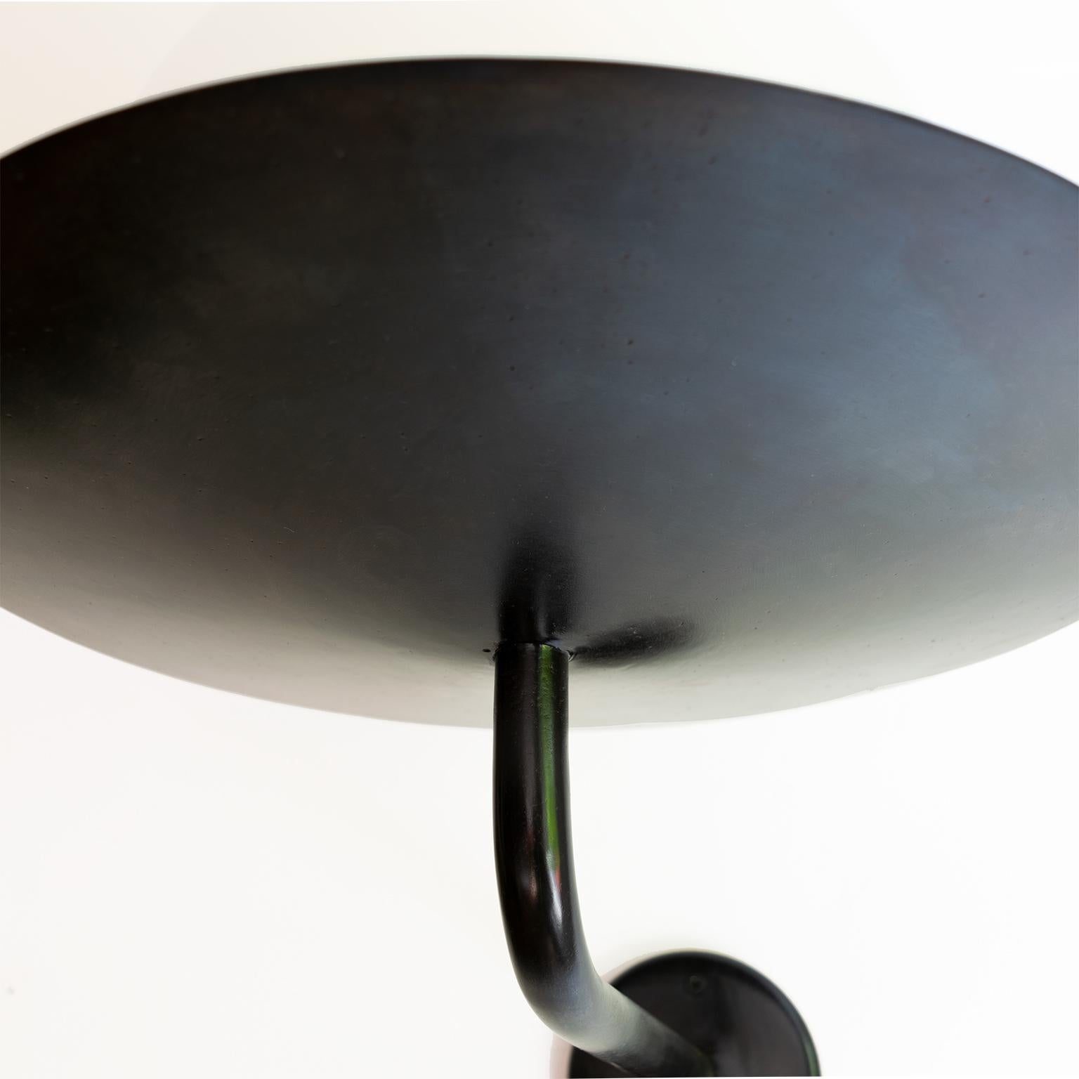 Paire d'appliques scandinaves modernistes avec abat-jour en verre en forme de dôme en vente 1