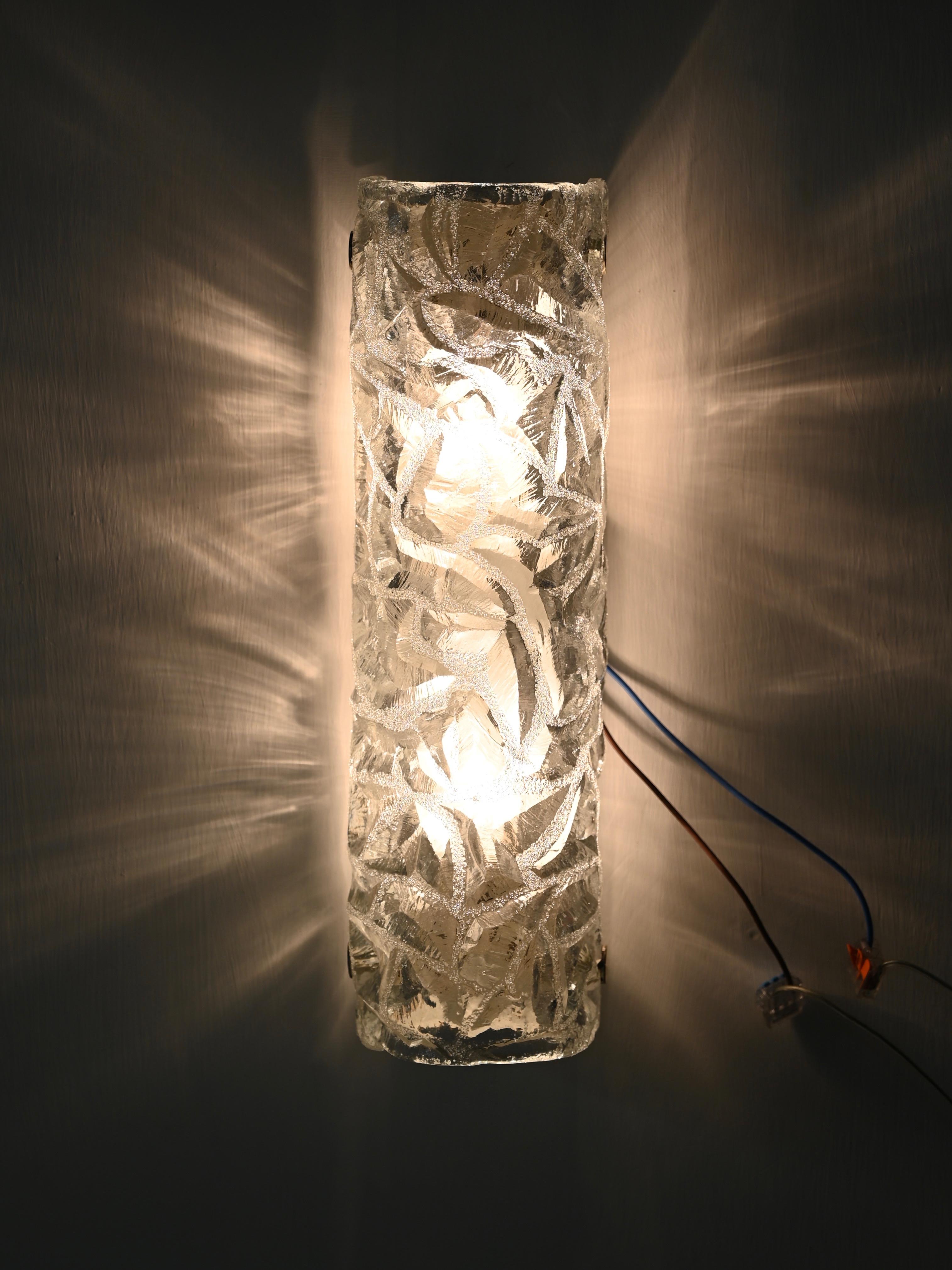 Large Pair of Sconces in Murano Ice-Glass by Kalmar Kaiser, Italy, 1960s (Mitte des 20. Jahrhunderts) im Angebot