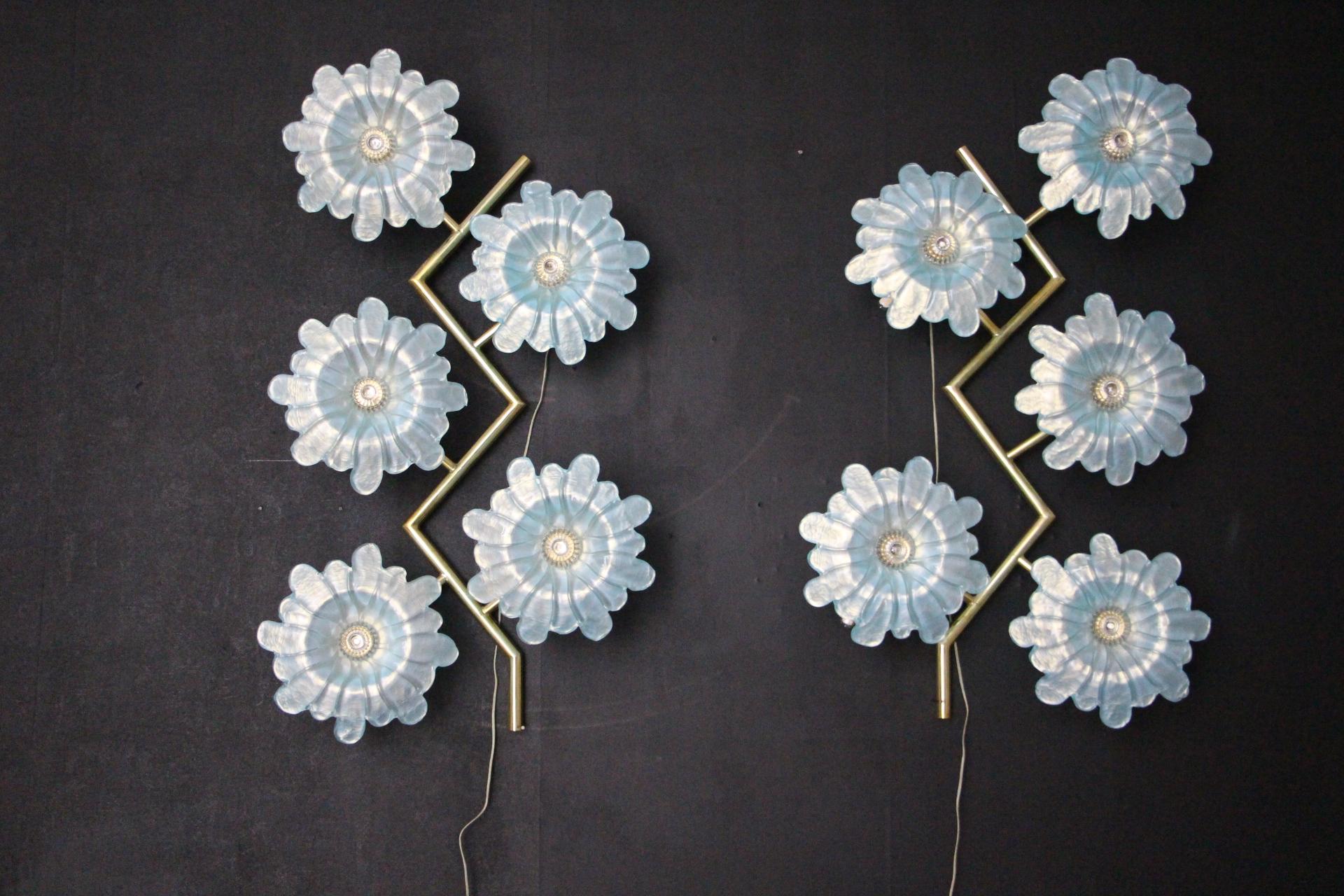 Grande paire d'appliques avec fleurs en verre de Murano bleu irisé, applique murale bleue en vente 11