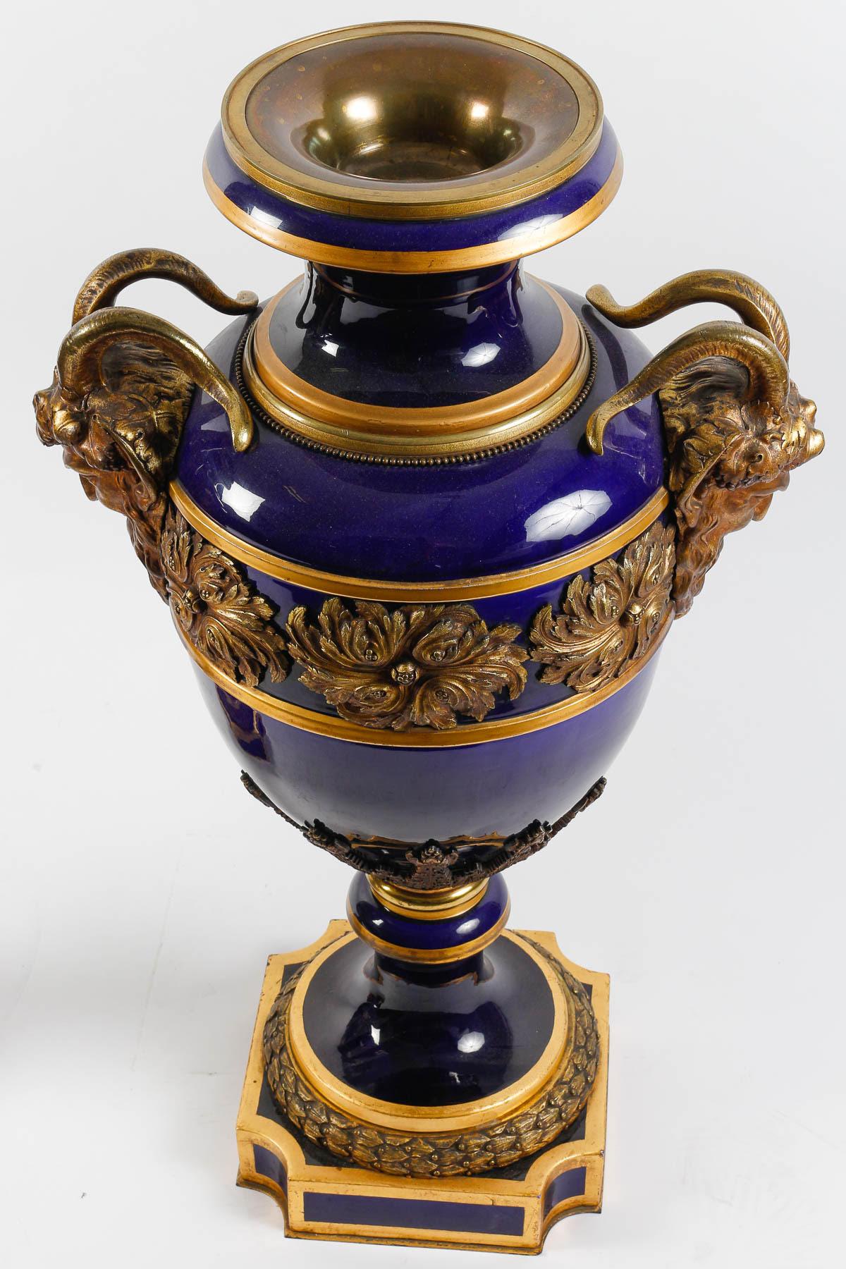 Großes Paar Sèvres-Porzellan-Vasen mit Deckel. im Angebot 3