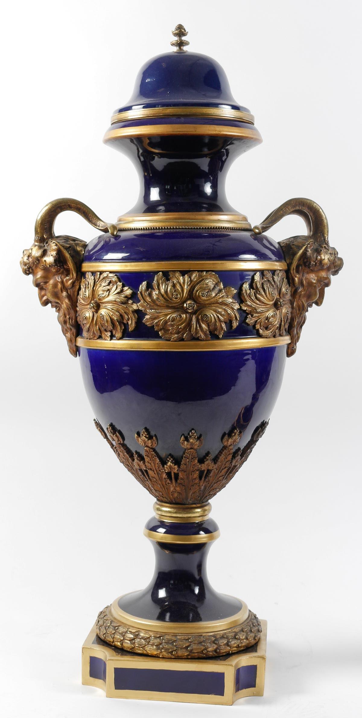 Großes Paar Sèvres-Porzellan-Vasen mit Deckel. (Französisch) im Angebot